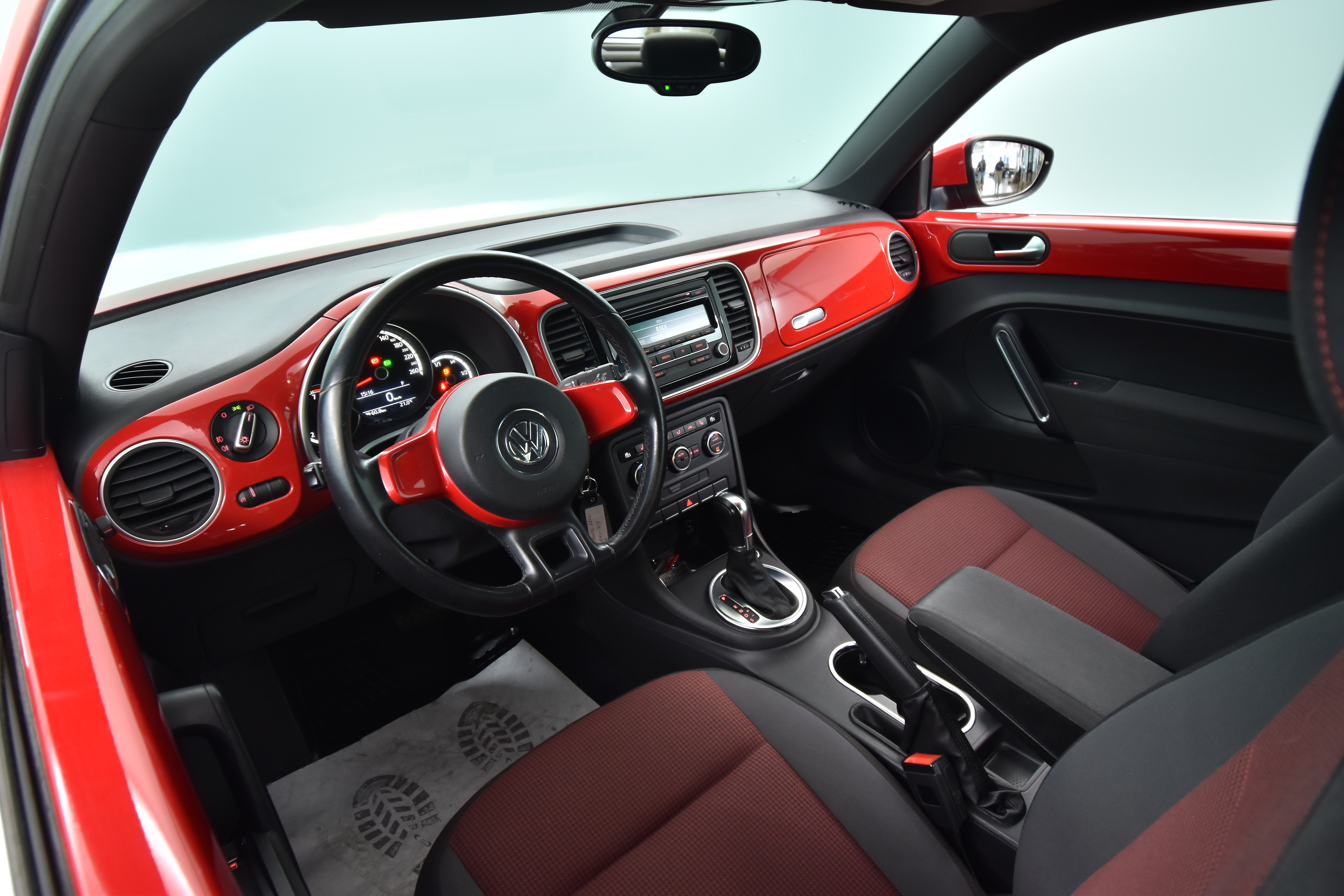VOLKSWAGEN Beetle 2013