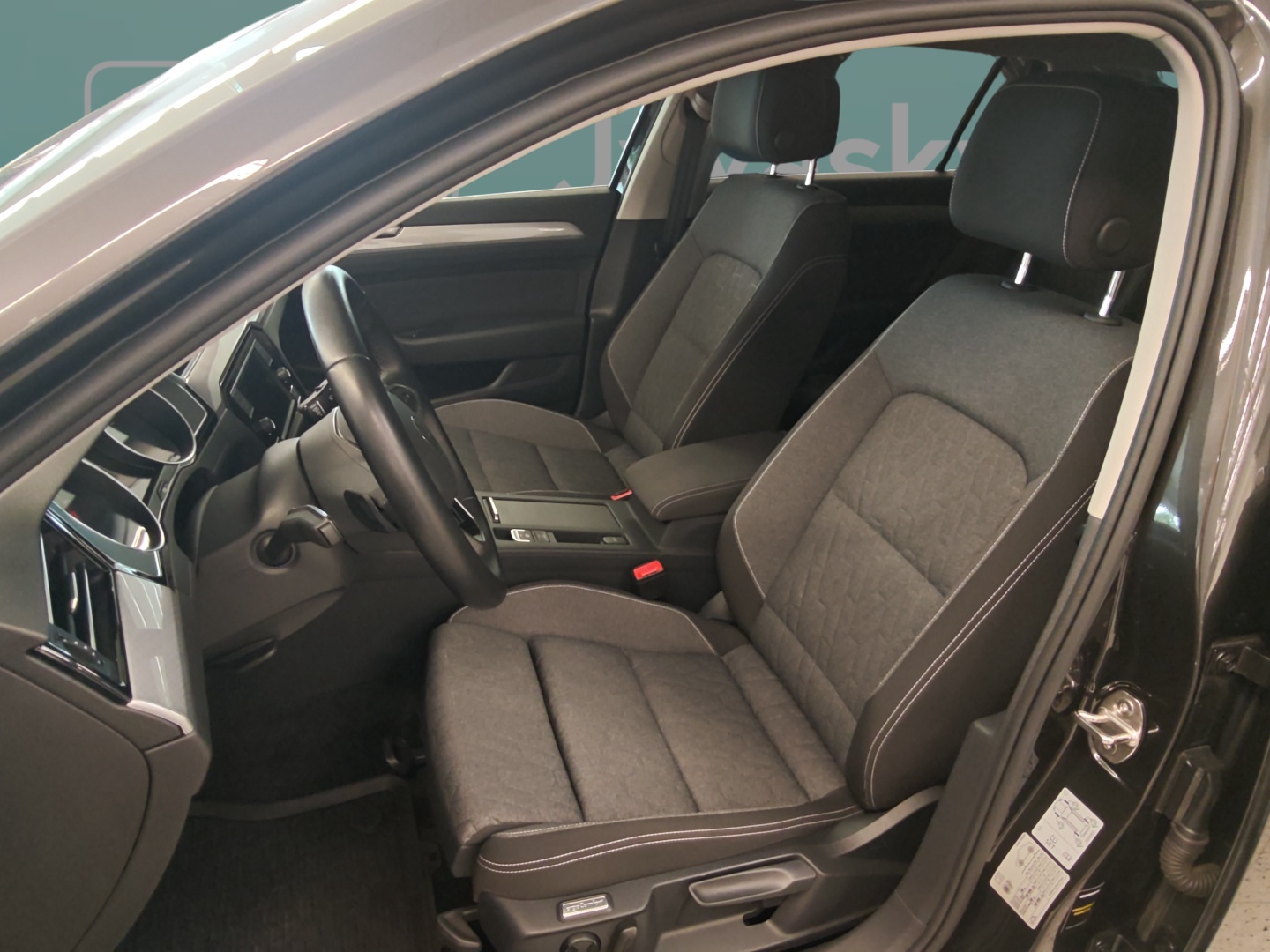 VOLKSWAGEN Passat 2023