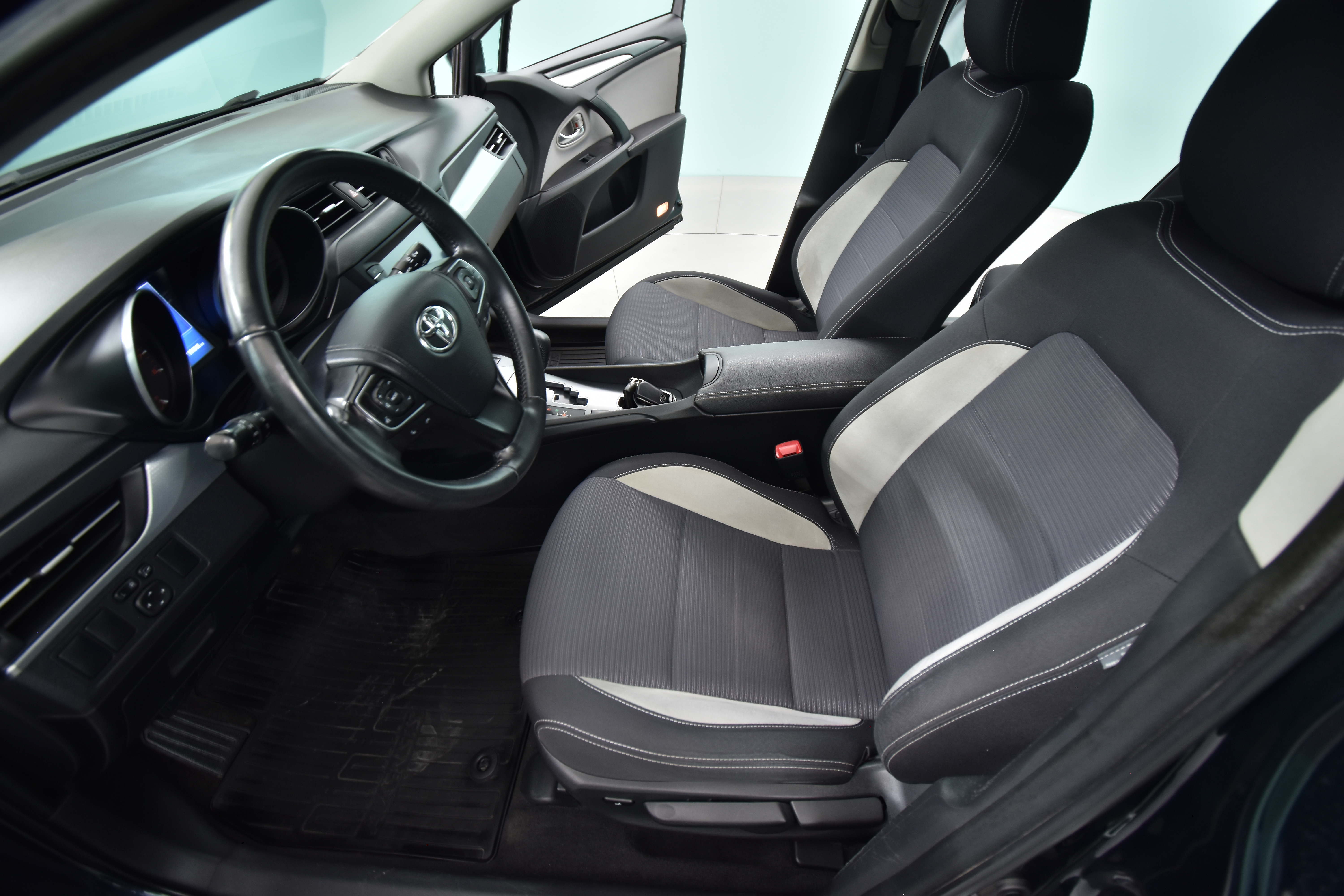 TOYOTA Avensis 2016