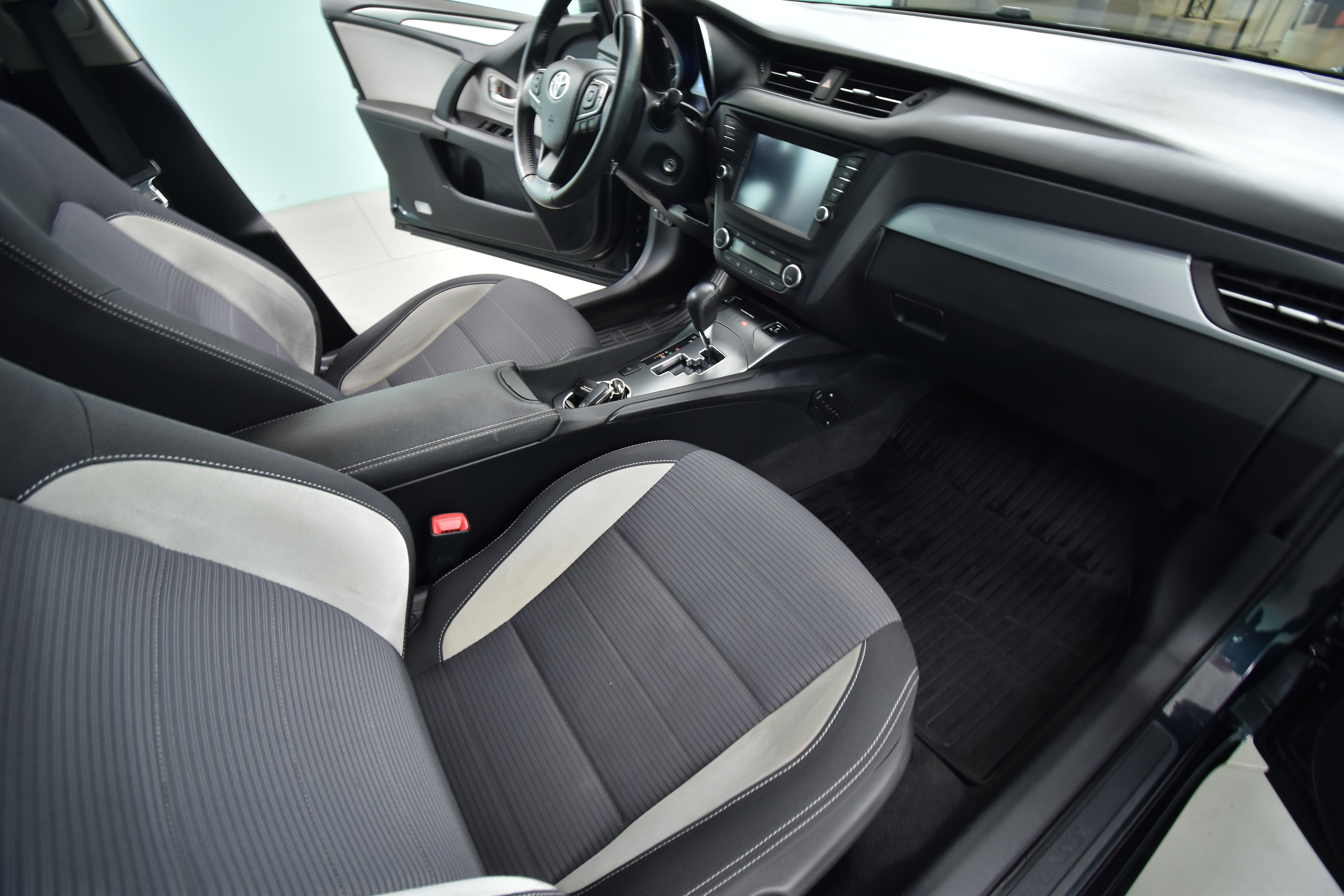 TOYOTA Avensis 2016