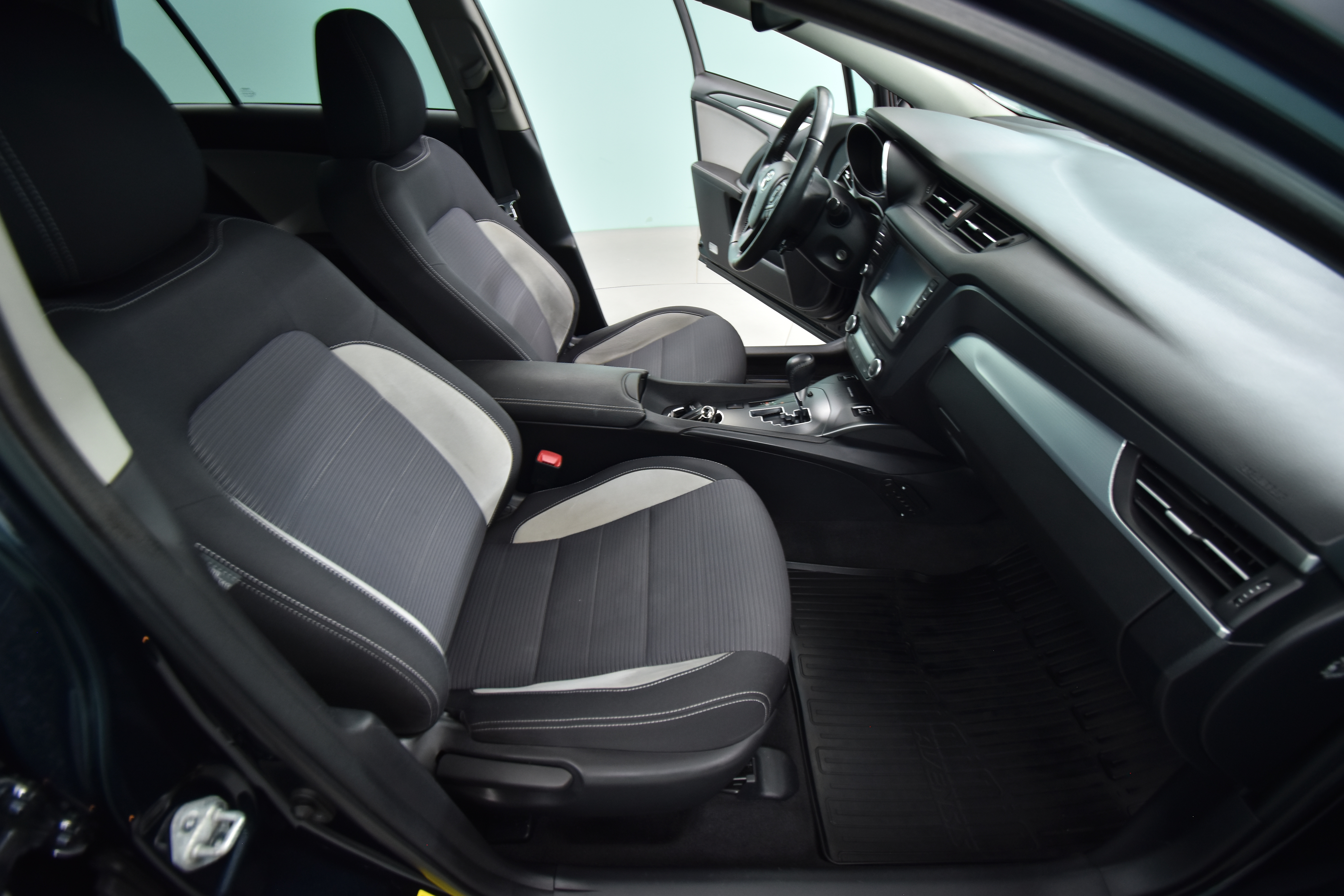 TOYOTA Avensis 2016