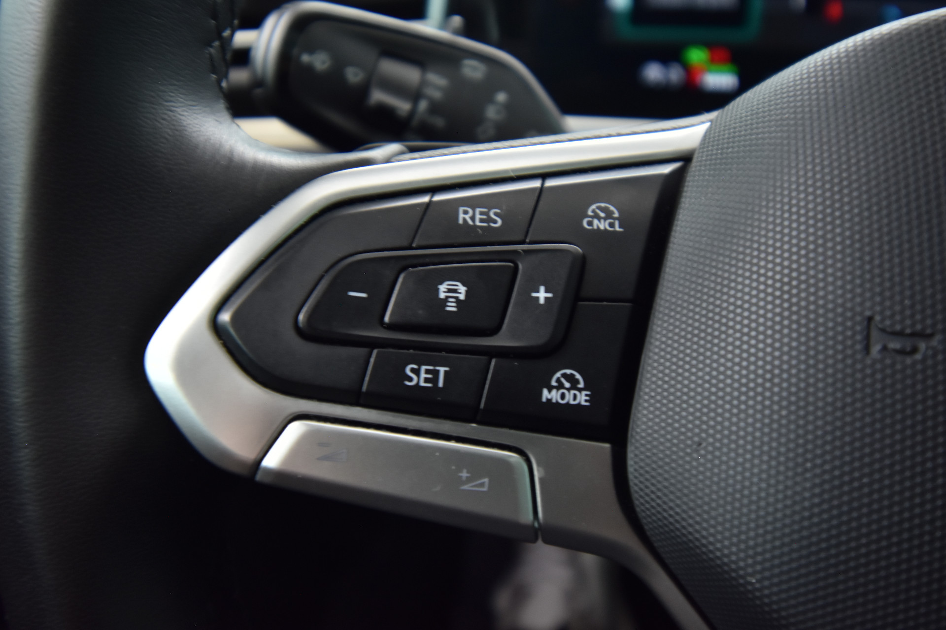 VOLKSWAGEN Passat 2024