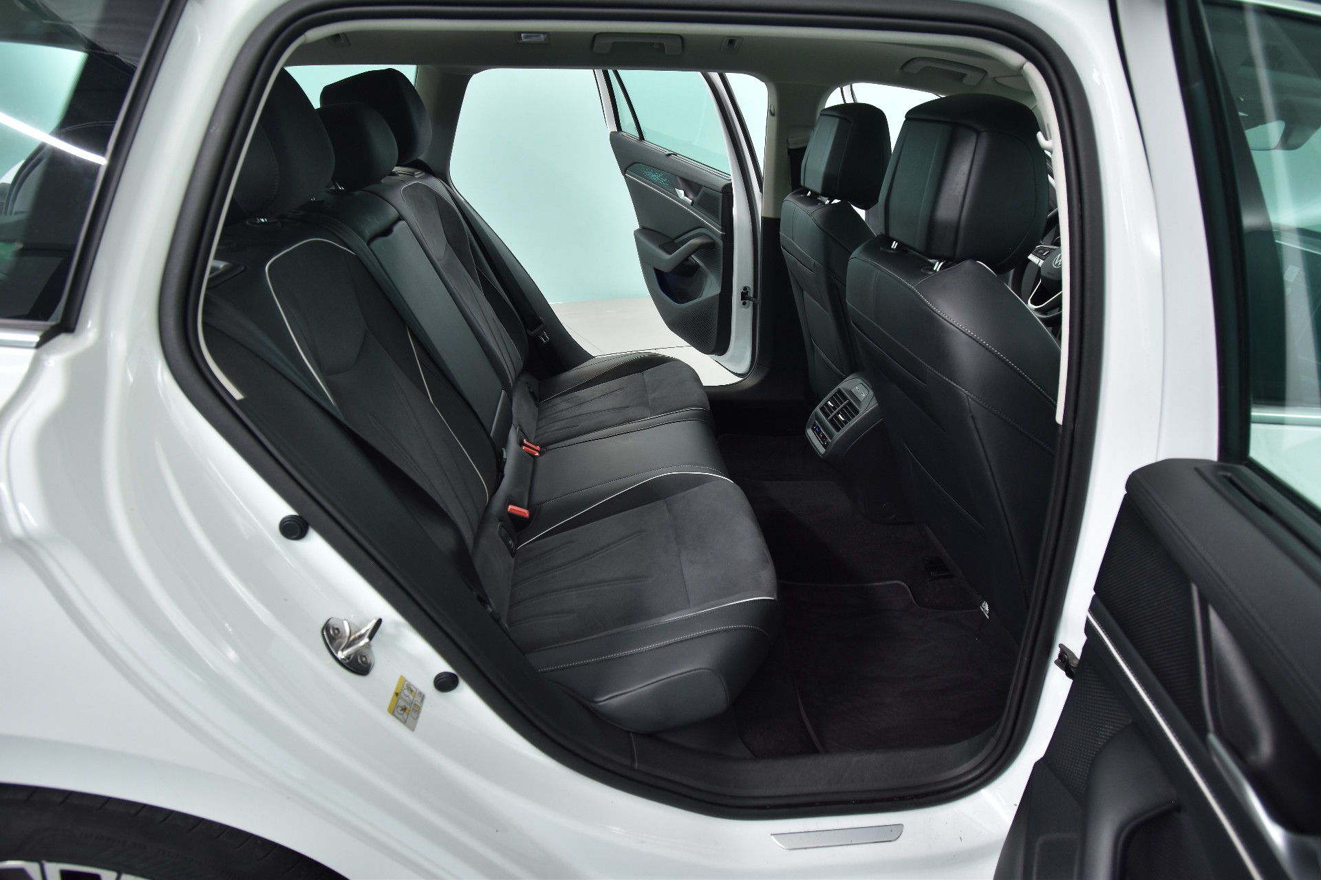 VOLKSWAGEN Passat 2024