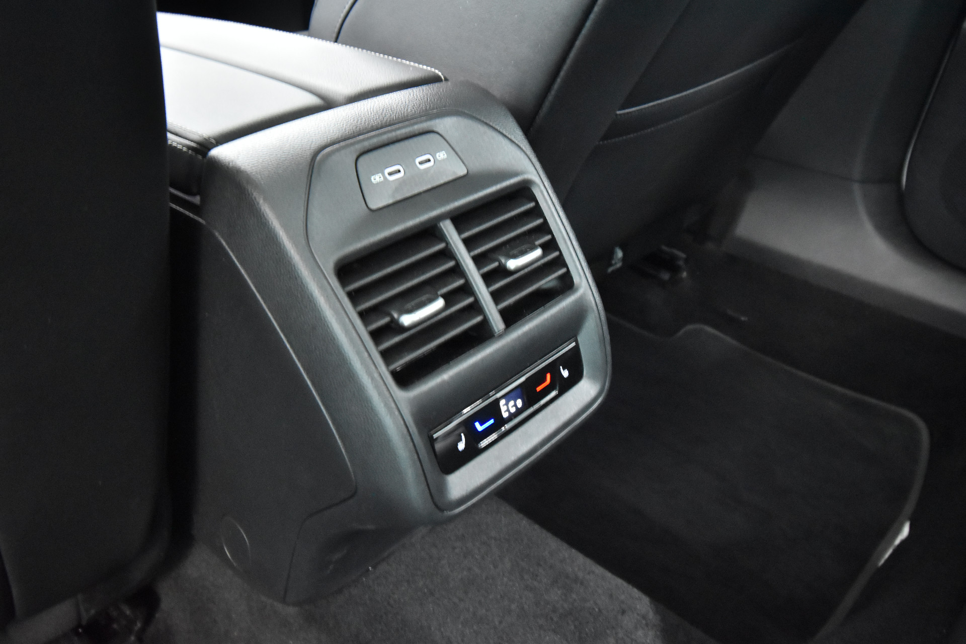 VOLKSWAGEN Passat 2024