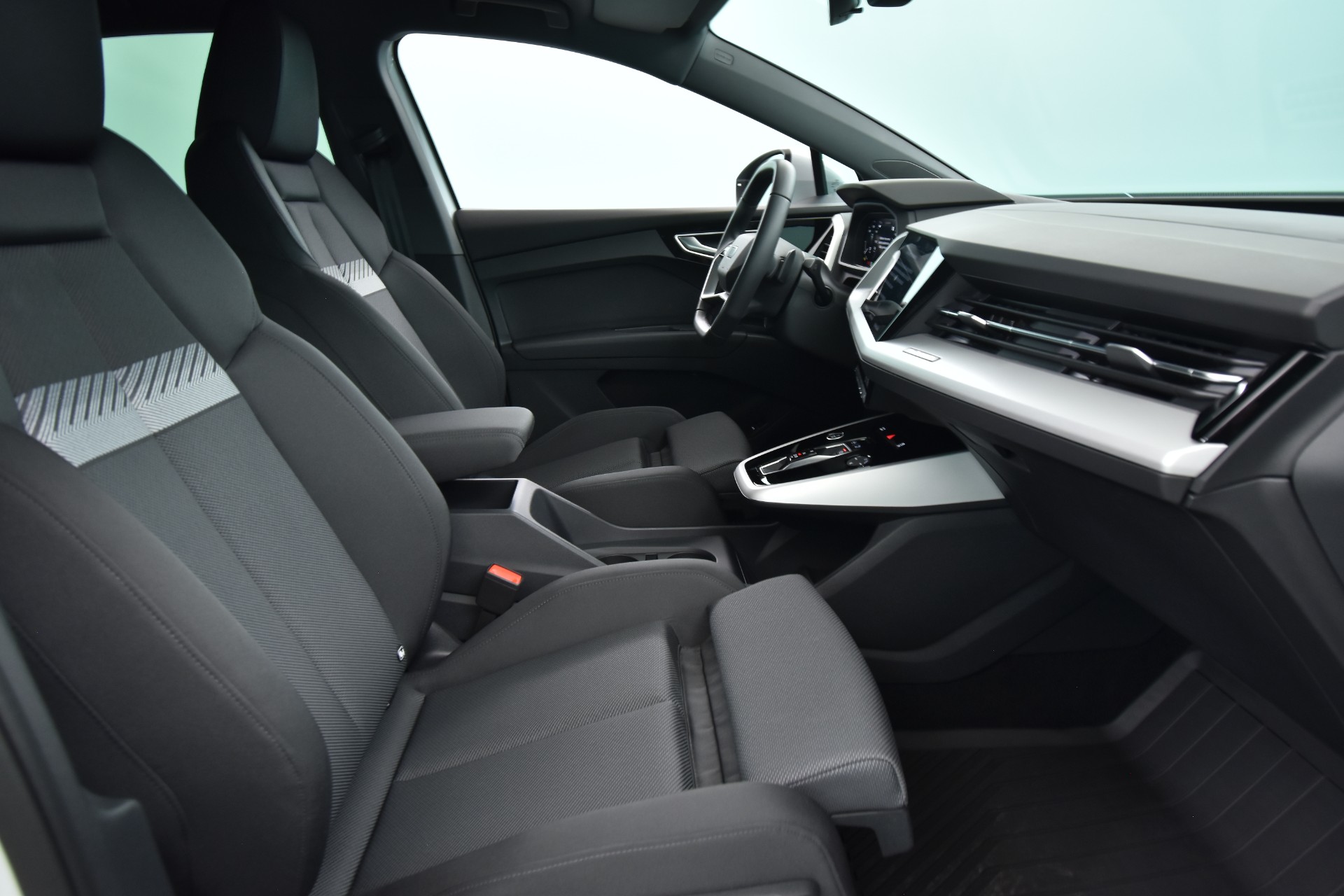 AUDI Q4 e-tron 2025