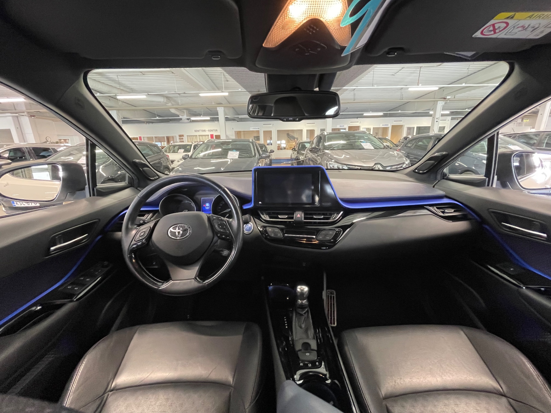 TOYOTA C-HR 1,8 Hybrid Style / Uudet kesärenkaat / Adaptiivinen vakkari / Huollettu 5/2025