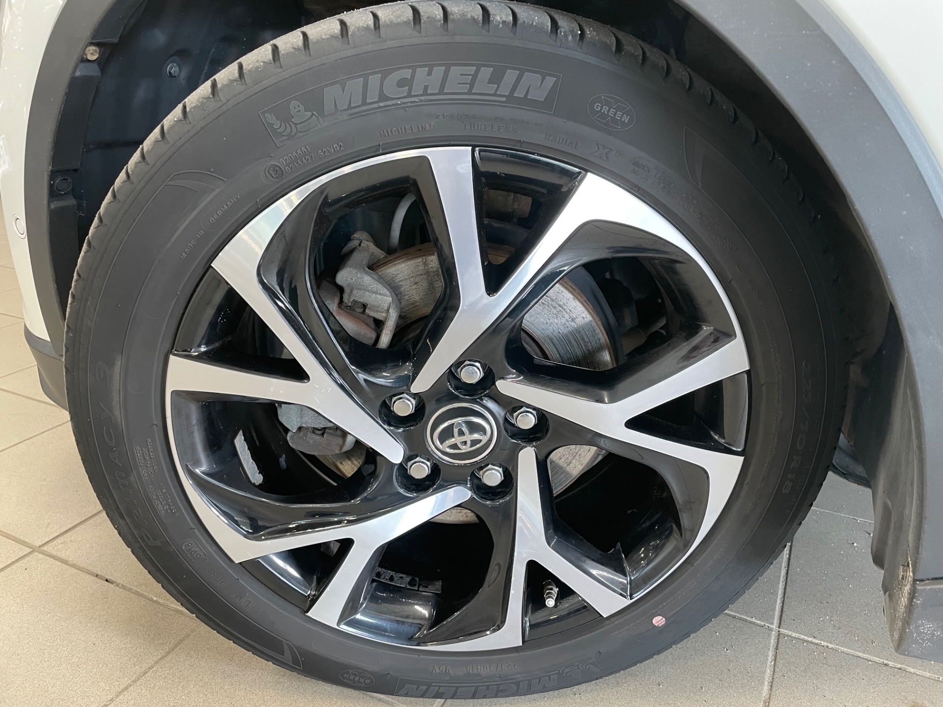 TOYOTA C-HR 1,8 Hybrid Style / Uudet kesärenkaat / Adaptiivinen vakkari / Huollettu 5/2025