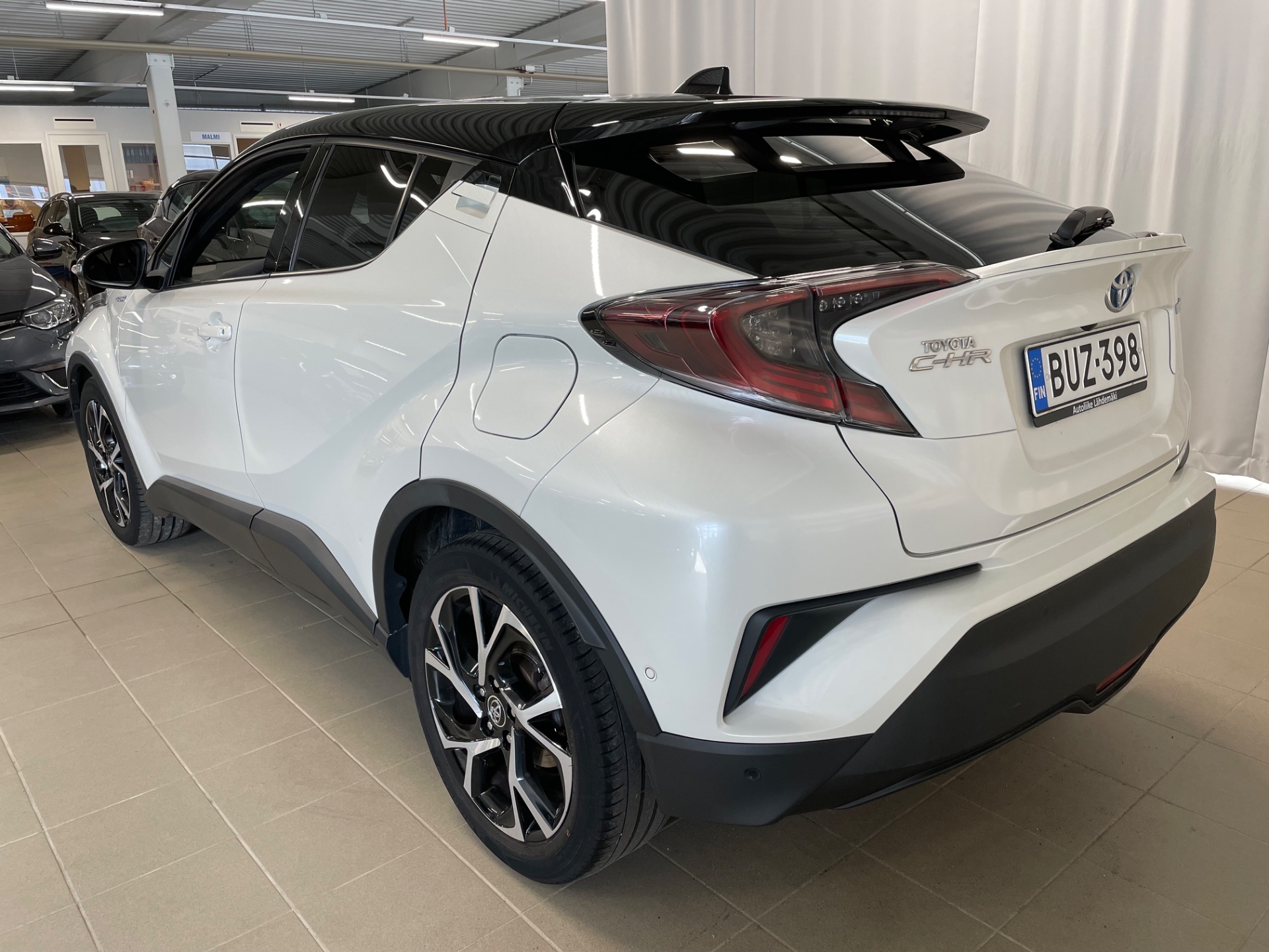TOYOTA C-HR 1,8 Hybrid Style / Uudet kesärenkaat / Adaptiivinen vakkari / Huollettu 5/2025
