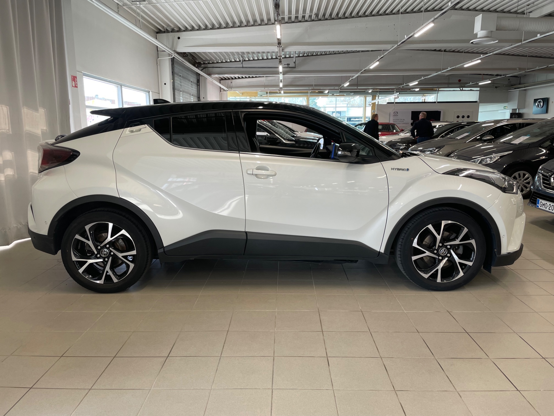 TOYOTA C-HR 1,8 Hybrid Style / Uudet kesärenkaat / Adaptiivinen vakkari / Huollettu 5/2025