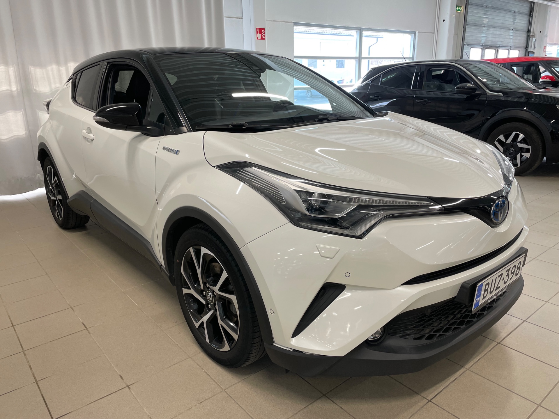 TOYOTA C-HR 1,8 Hybrid Style / Uudet kesärenkaat / Adaptiivinen vakkari / Huollettu 5/2025