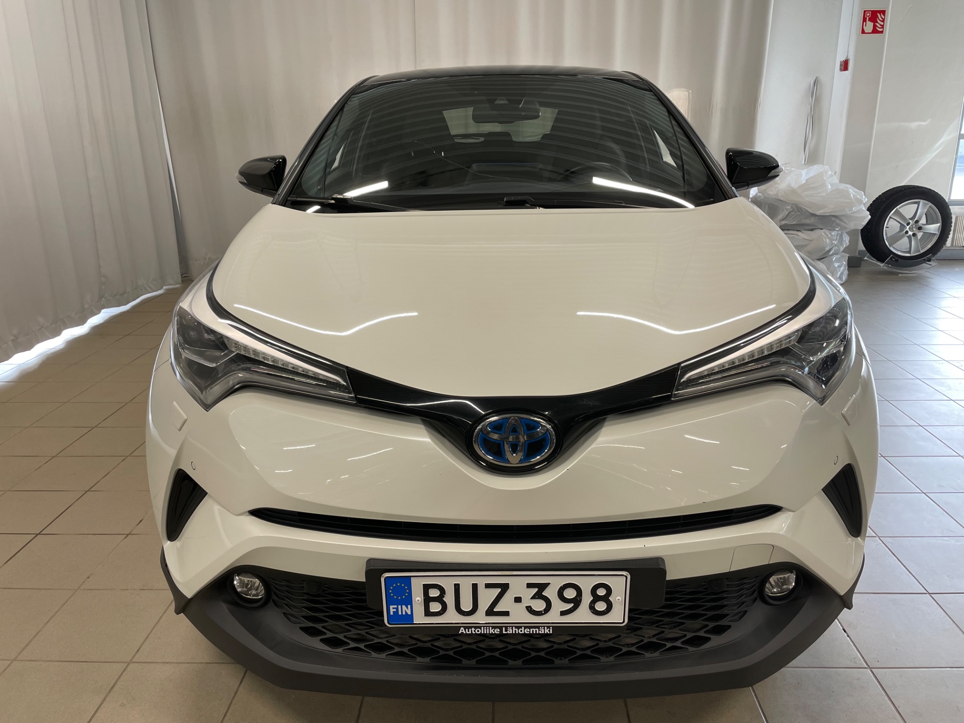 TOYOTA C-HR 1,8 Hybrid Style / Uudet kesärenkaat / Adaptiivinen vakkari / Huollettu 5/2025