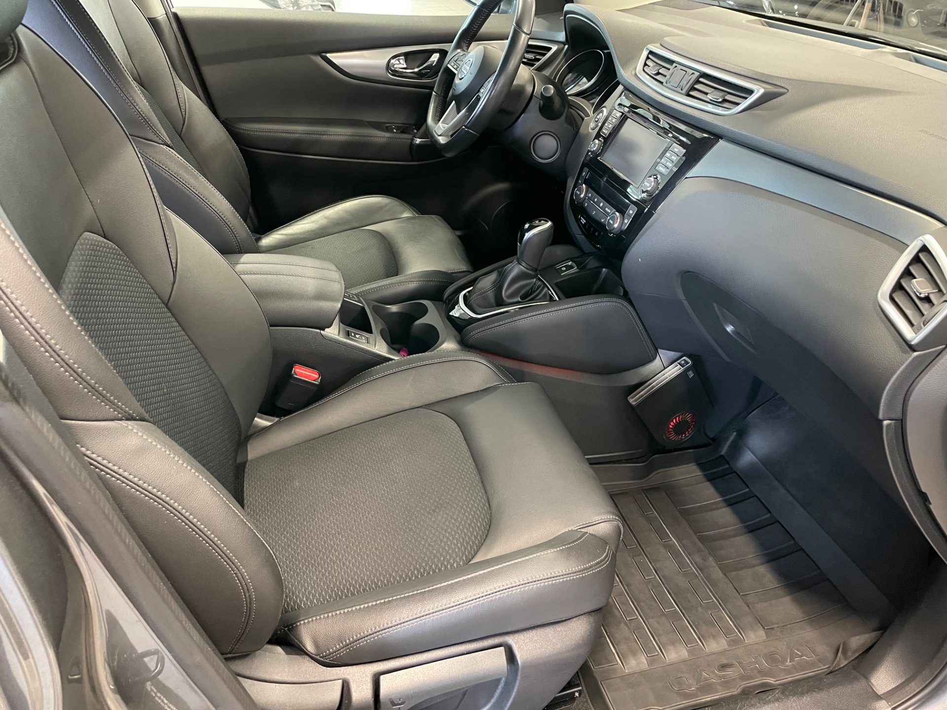 NISSAN QASHQAI DIG-T 115 Tekna 2WD Xtronic 18" / Vähän ajettu / Hyvin varusteltu / Huollettu 04/2025 /