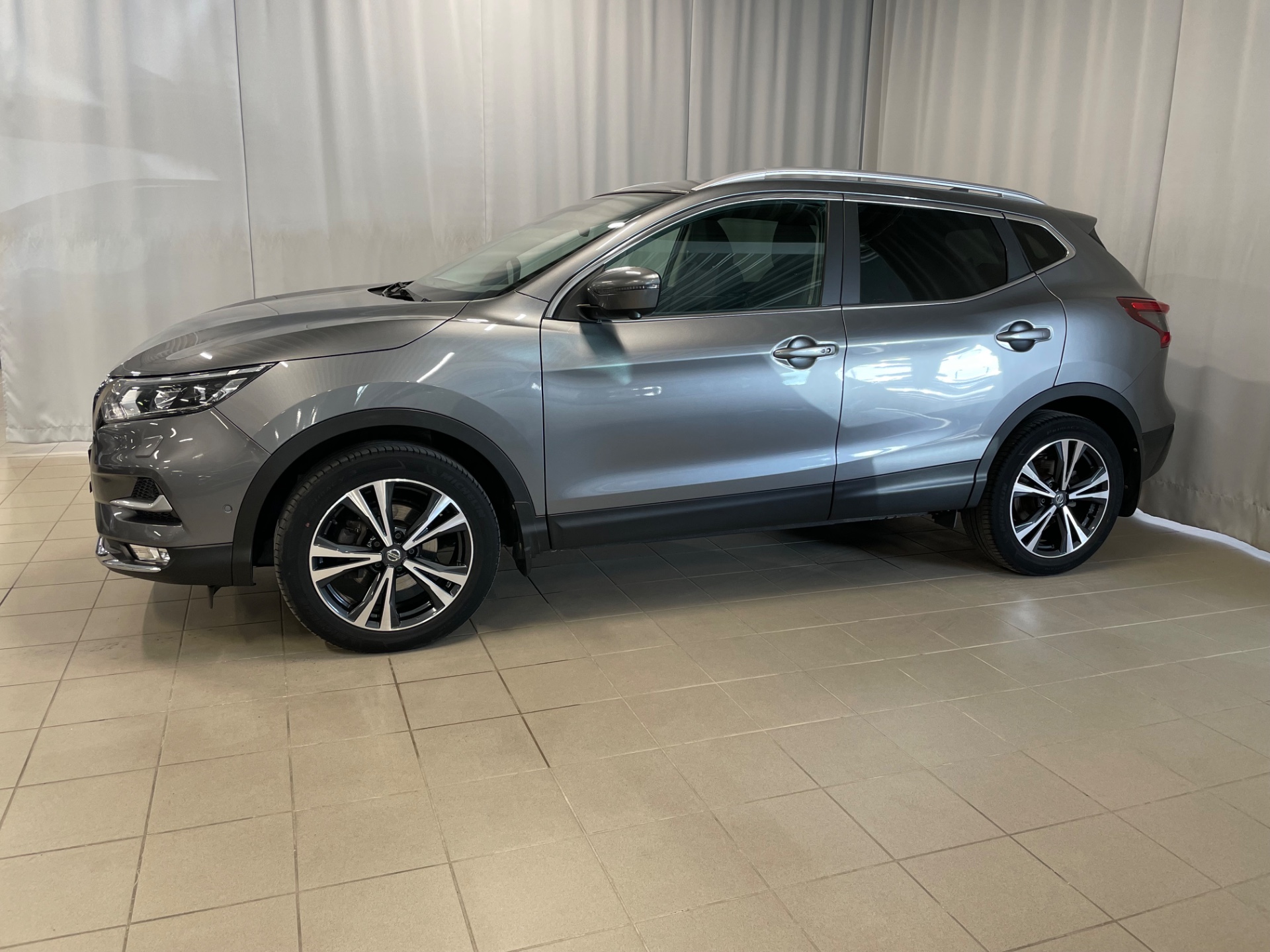 NISSAN QASHQAI DIG-T 115 Tekna 2WD Xtronic 18" / Vähän ajettu / Hyvin varusteltu / Huollettu 04/2025 /