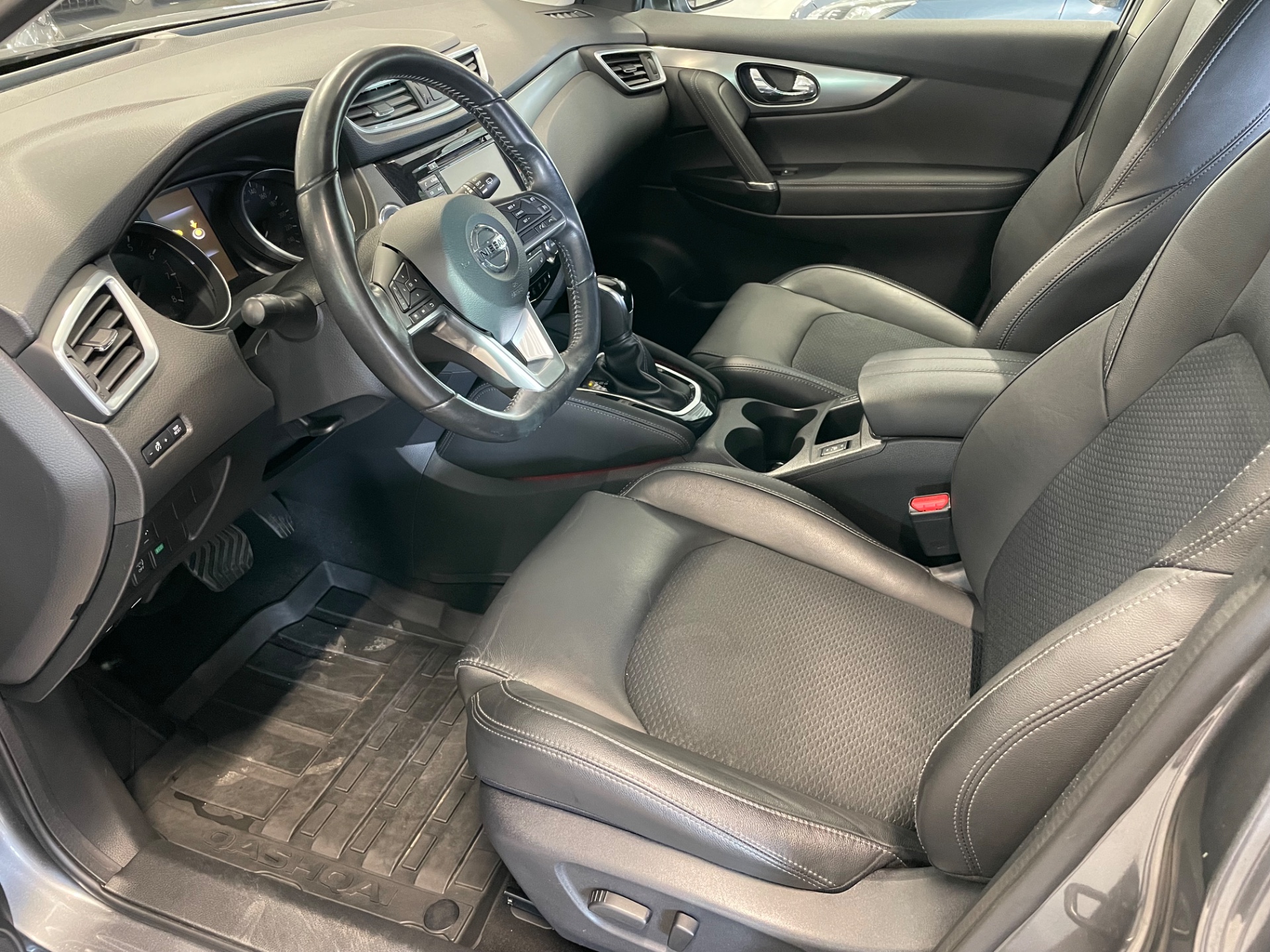 NISSAN QASHQAI DIG-T 115 Tekna 2WD Xtronic 18" / Vähän ajettu / Hyvin varusteltu / Huollettu 04/2025 /