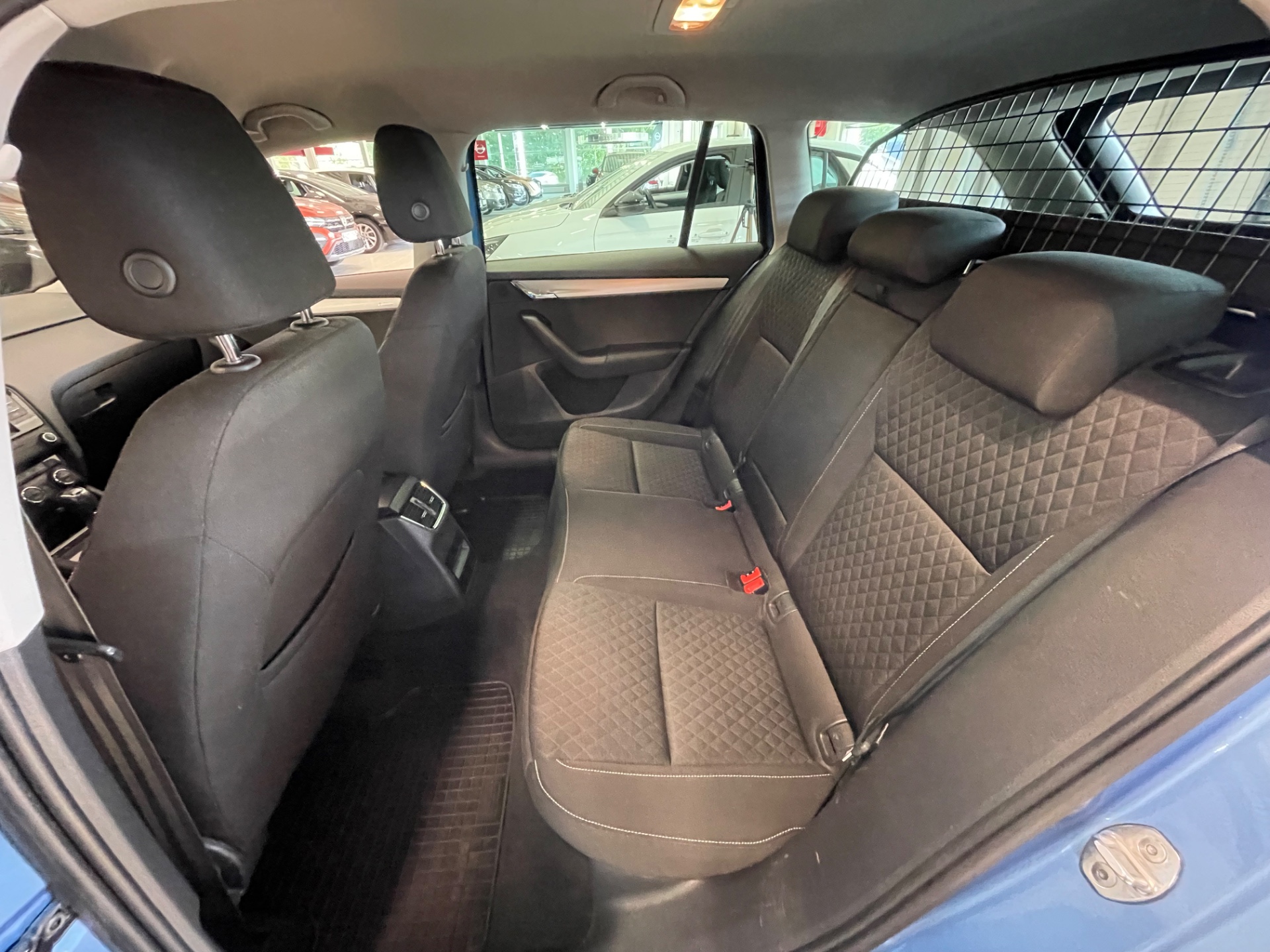 Skoda Octavia Combi 1,6 TDI Edition DSG Autom. / Juuri kattavasti huollettu ja tuulilasi vaihdettu 6/2025
