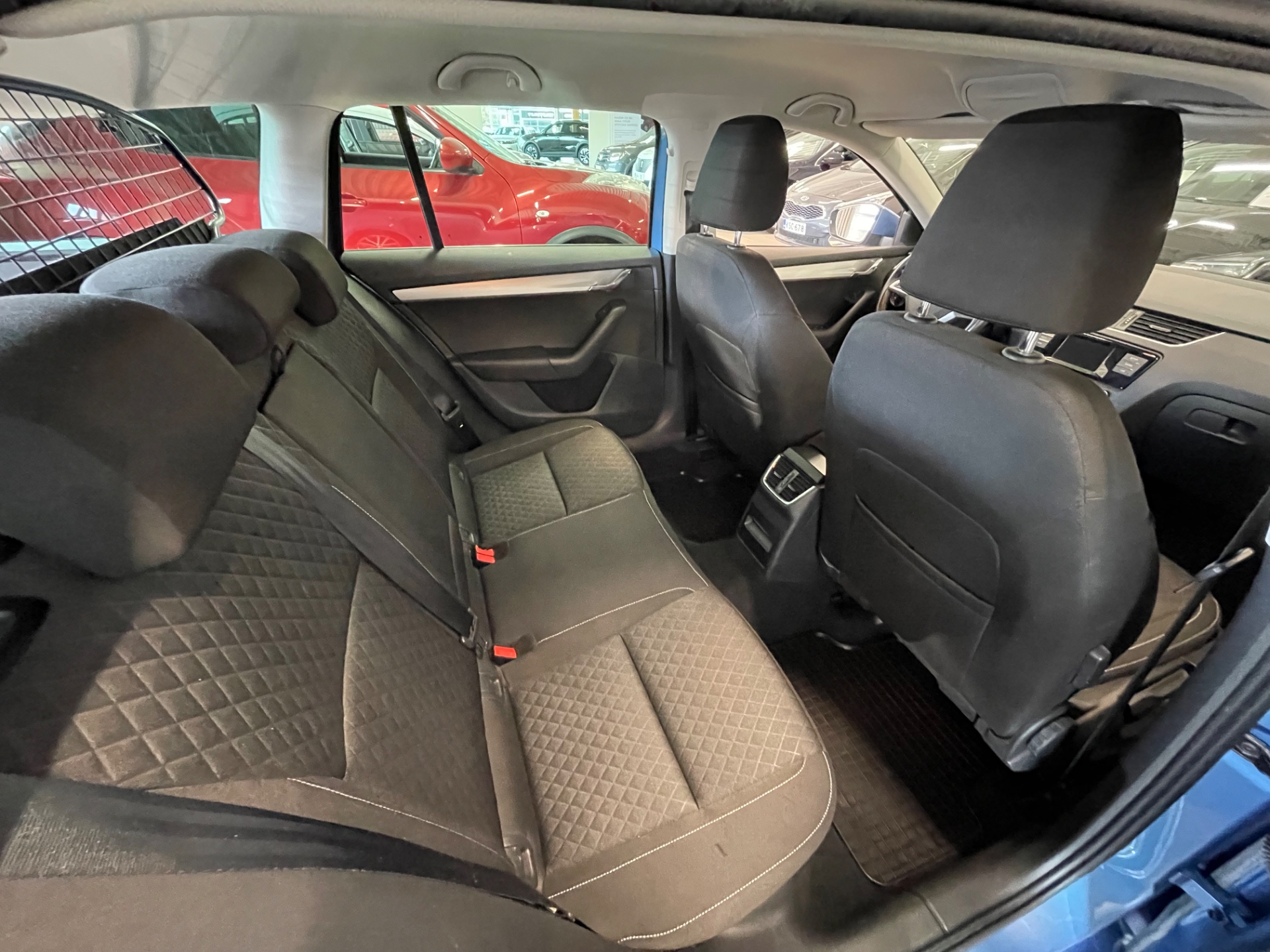Skoda Octavia Combi 1,6 TDI Edition DSG Autom. / Juuri kattavasti huollettu ja tuulilasi vaihdettu 6/2025