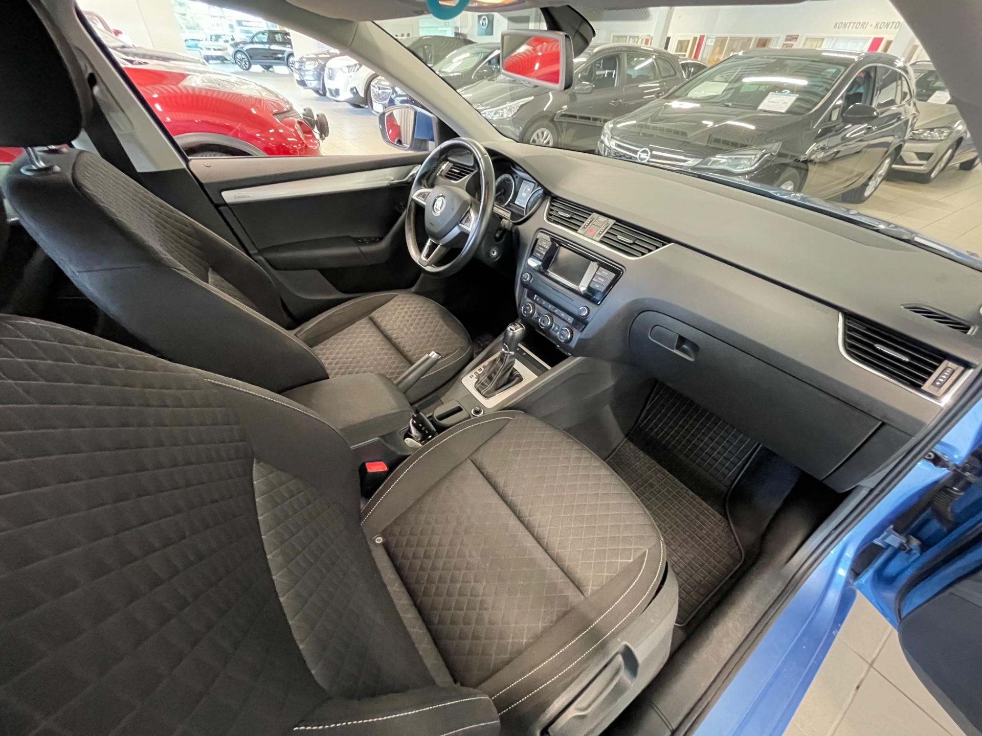 Skoda Octavia Combi 1,6 TDI Edition DSG Autom. / Juuri kattavasti huollettu ja tuulilasi vaihdettu 6/2025