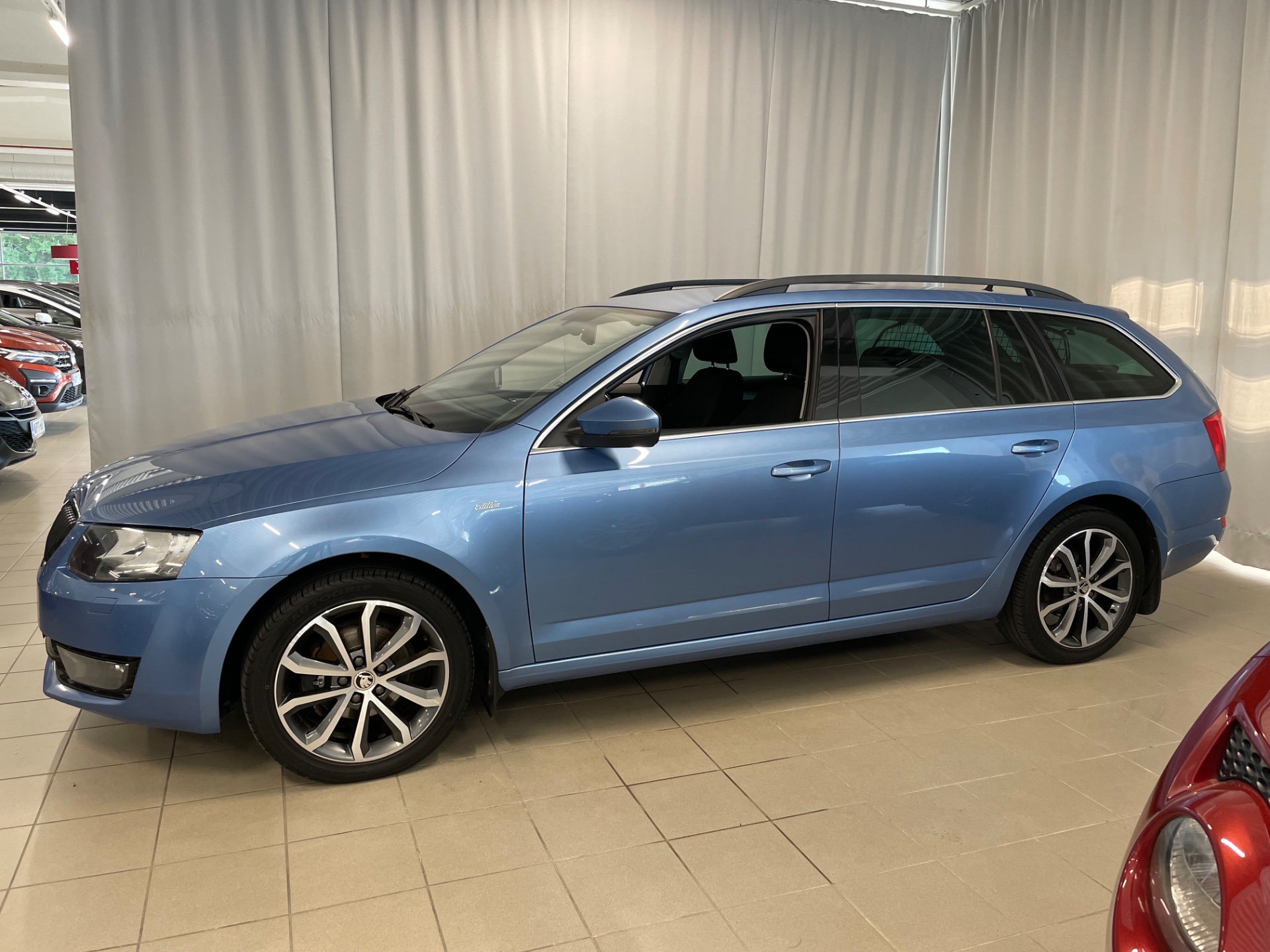 Skoda Octavia Combi 1,6 TDI Edition DSG Autom. / Juuri kattavasti huollettu ja tuulilasi vaihdettu 6/2025