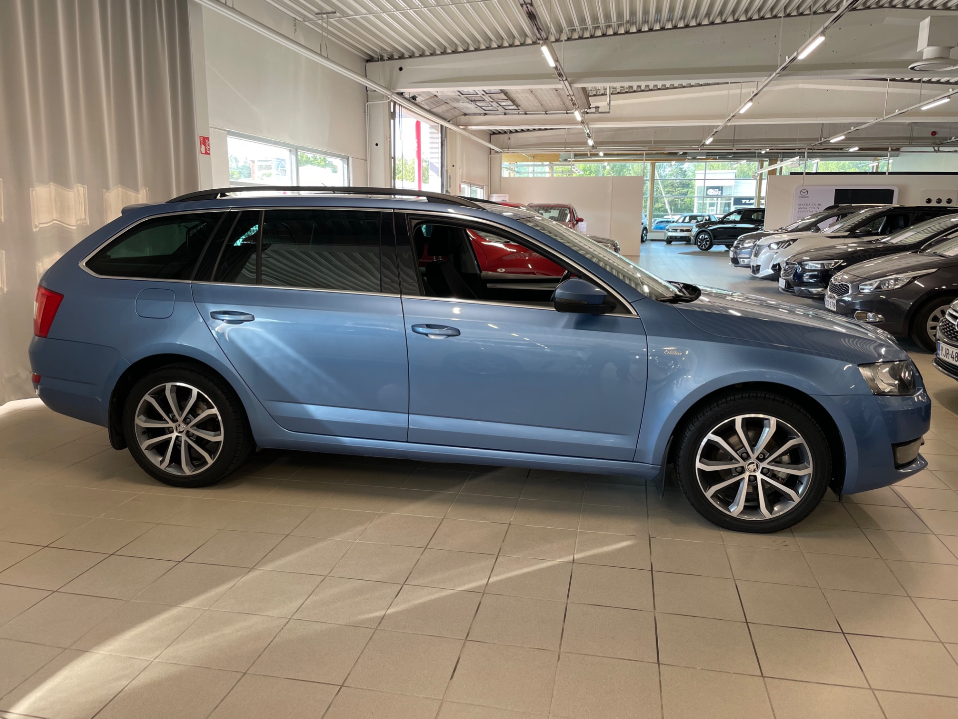 Skoda Octavia Combi 1,6 TDI Edition DSG Autom. / Juuri kattavasti huollettu ja tuulilasi vaihdettu 6/2025