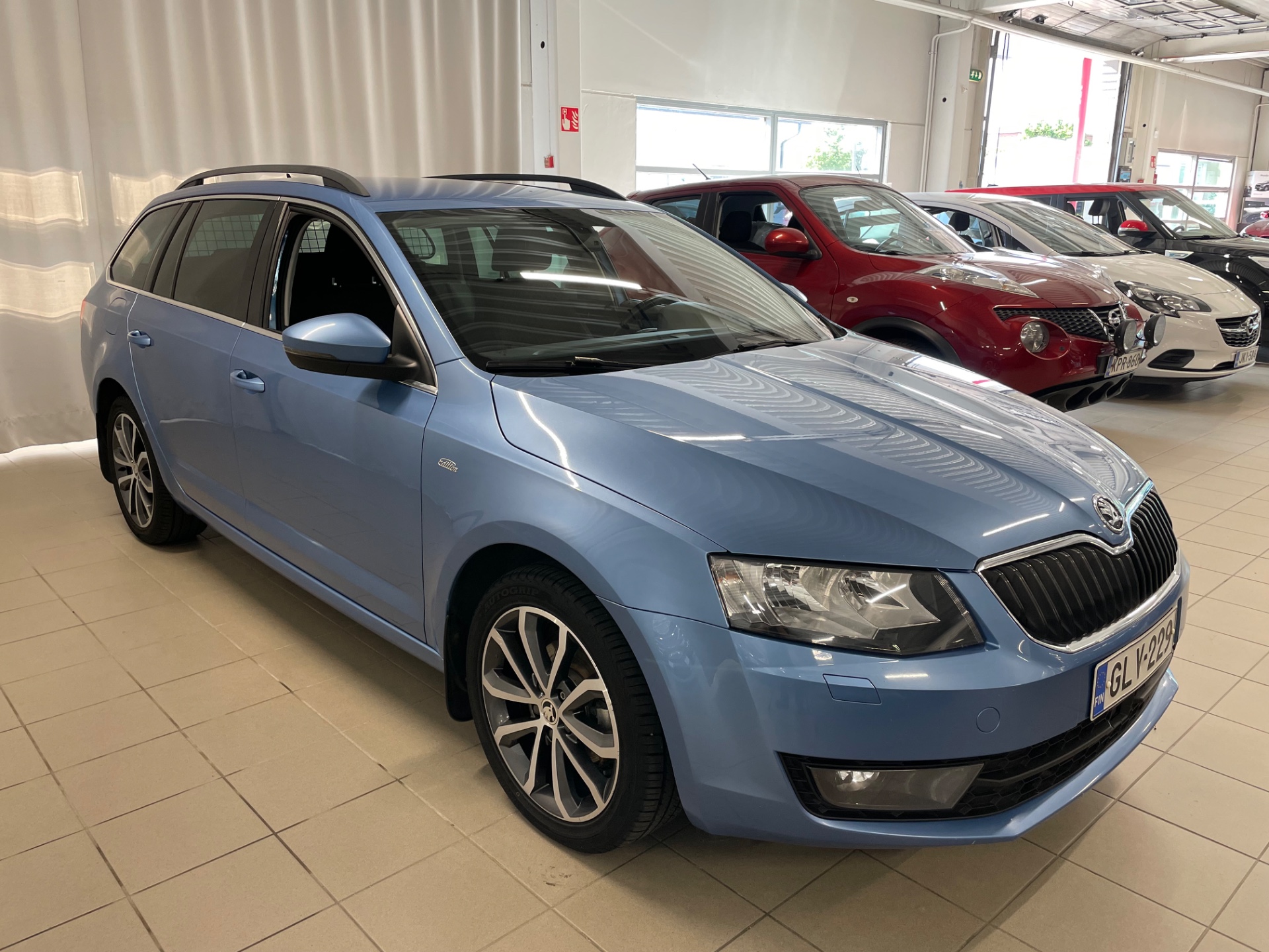 Skoda Octavia Combi 1,6 TDI Edition DSG Autom. / Juuri kattavasti huollettu ja tuulilasi vaihdettu 6/2025