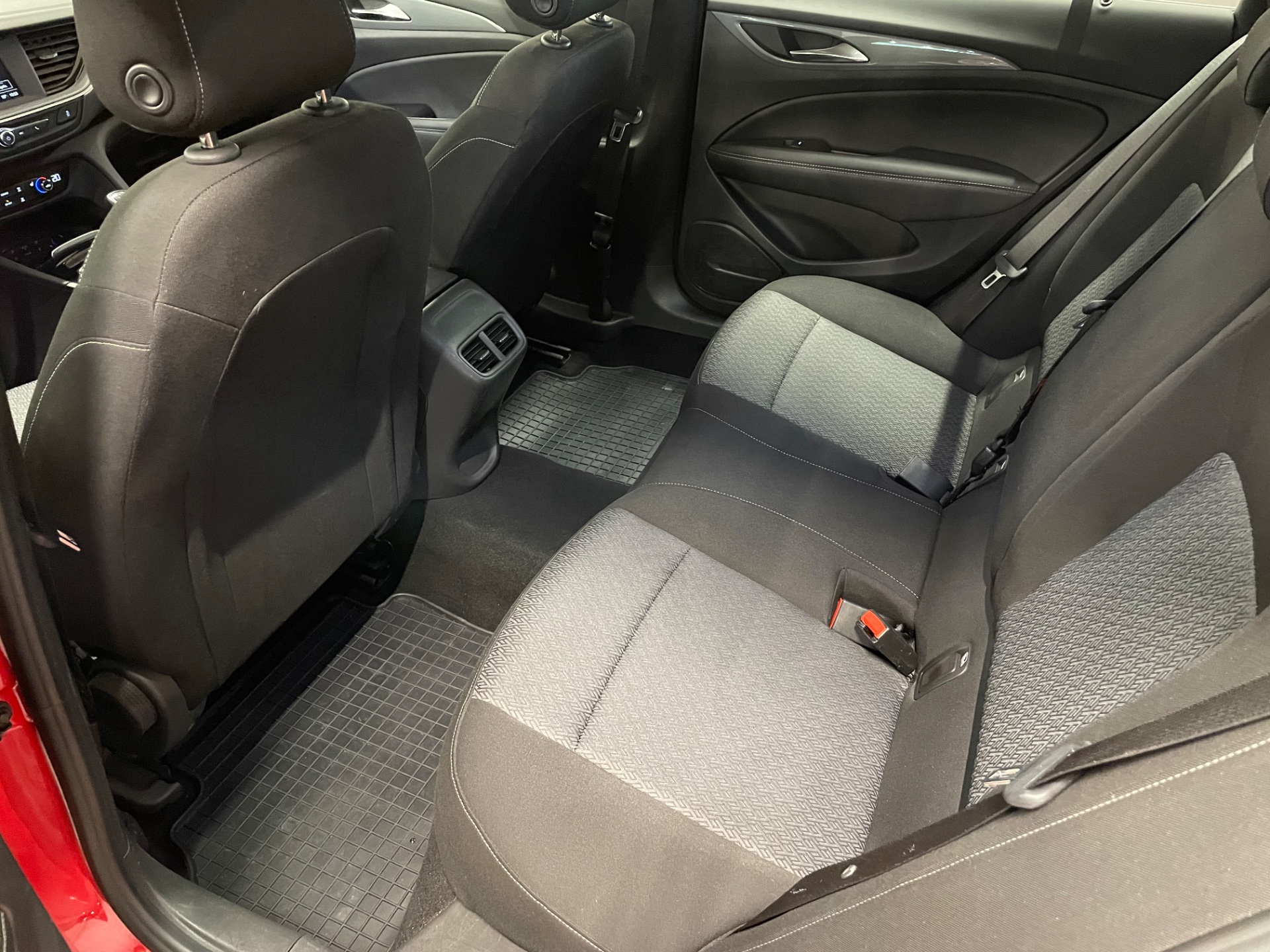 OPEL Insignia Sports Tourer Comfort 140 Turbo / Sähkötoiminen takaluukku / Intelliux led ajovalot