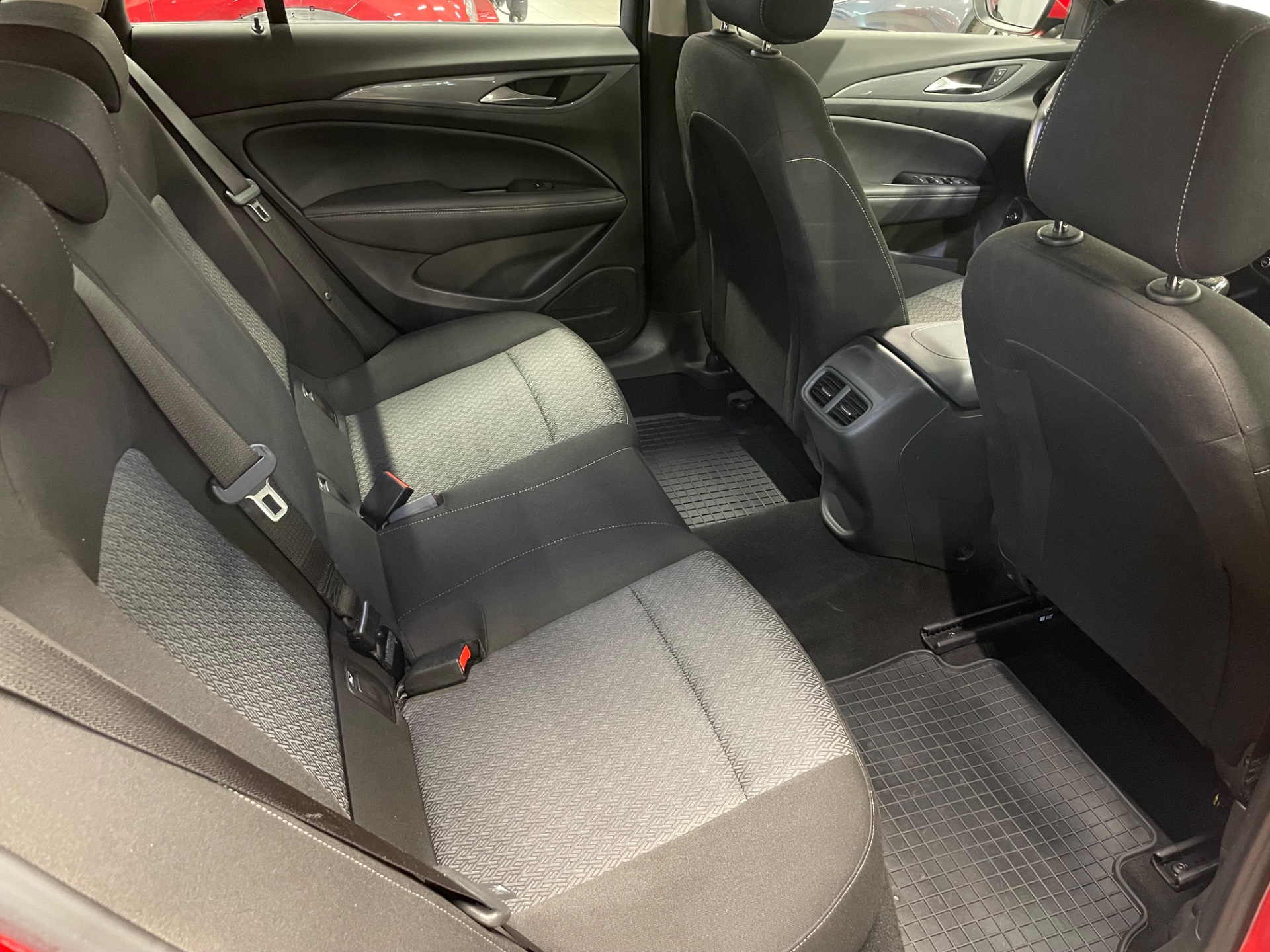 OPEL Insignia Sports Tourer Comfort 140 Turbo / Sähkötoiminen takaluukku / Intelliux led ajovalot