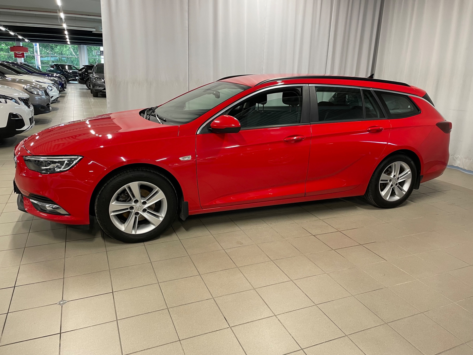 OPEL Insignia Sports Tourer Comfort 140 Turbo / Sähkötoiminen takaluukku / Intelliux led ajovalot