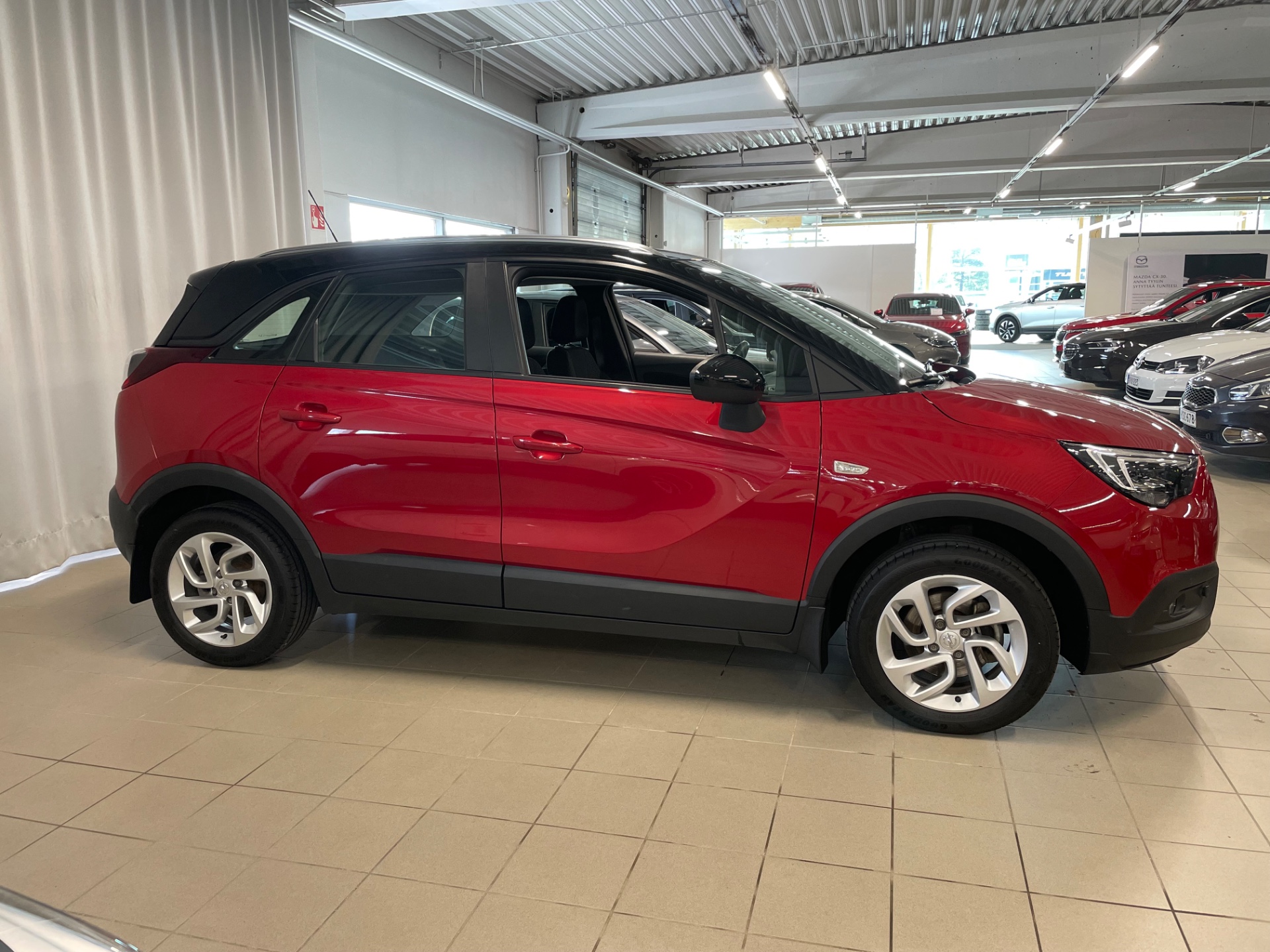 OPEL Crossland X Comfort 130 Automatic Edition / Täydellinen h-kirja / Peruutuskamera / Näyttävä two-tone erikoisväri