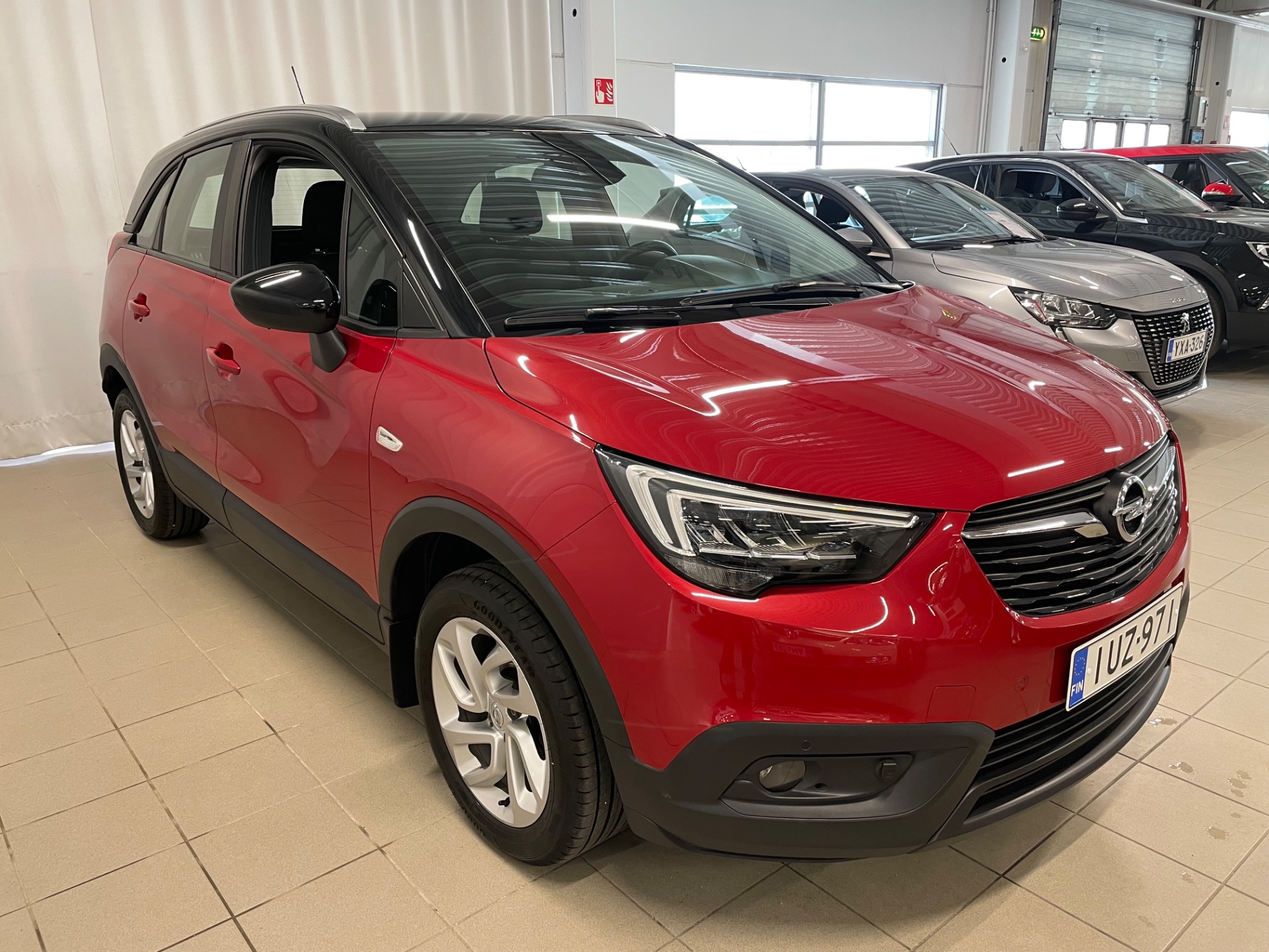 OPEL Crossland X Comfort 130 Automatic Edition / Täydellinen h-kirja / Peruutuskamera / Näyttävä two-tone erikoisväri