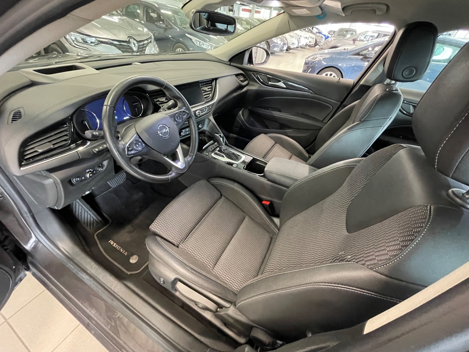 OPEL Insignia Grand Sport Innovation Plus 200 Turbo A / Huippu varusteet / 200 Hevosvoimainen