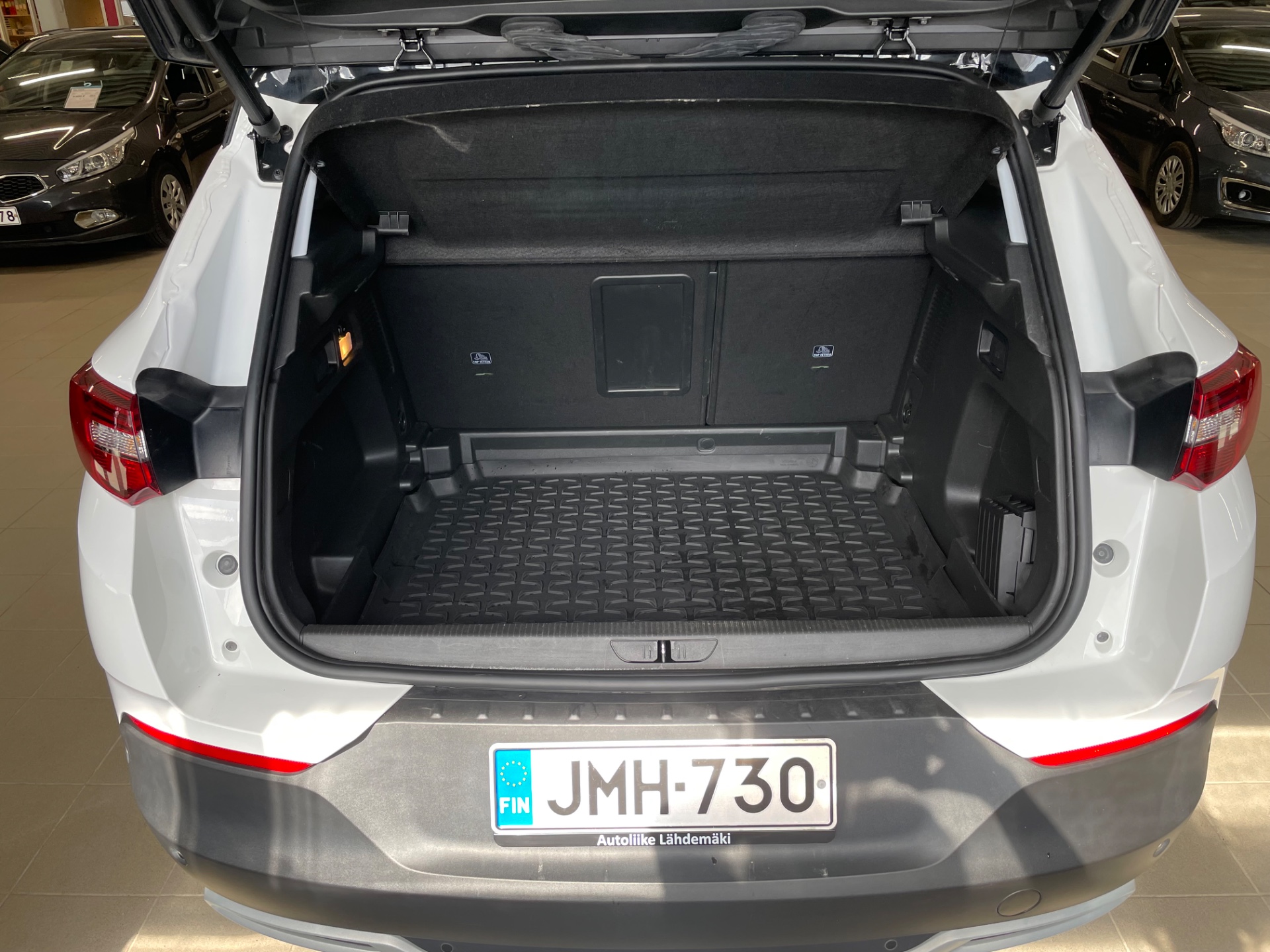 OPEL GRANDLAND X Executive 130 Turbo A / Huippuvarusteet / Jakohihna vaihdettu / Täydellinen h-kirja /