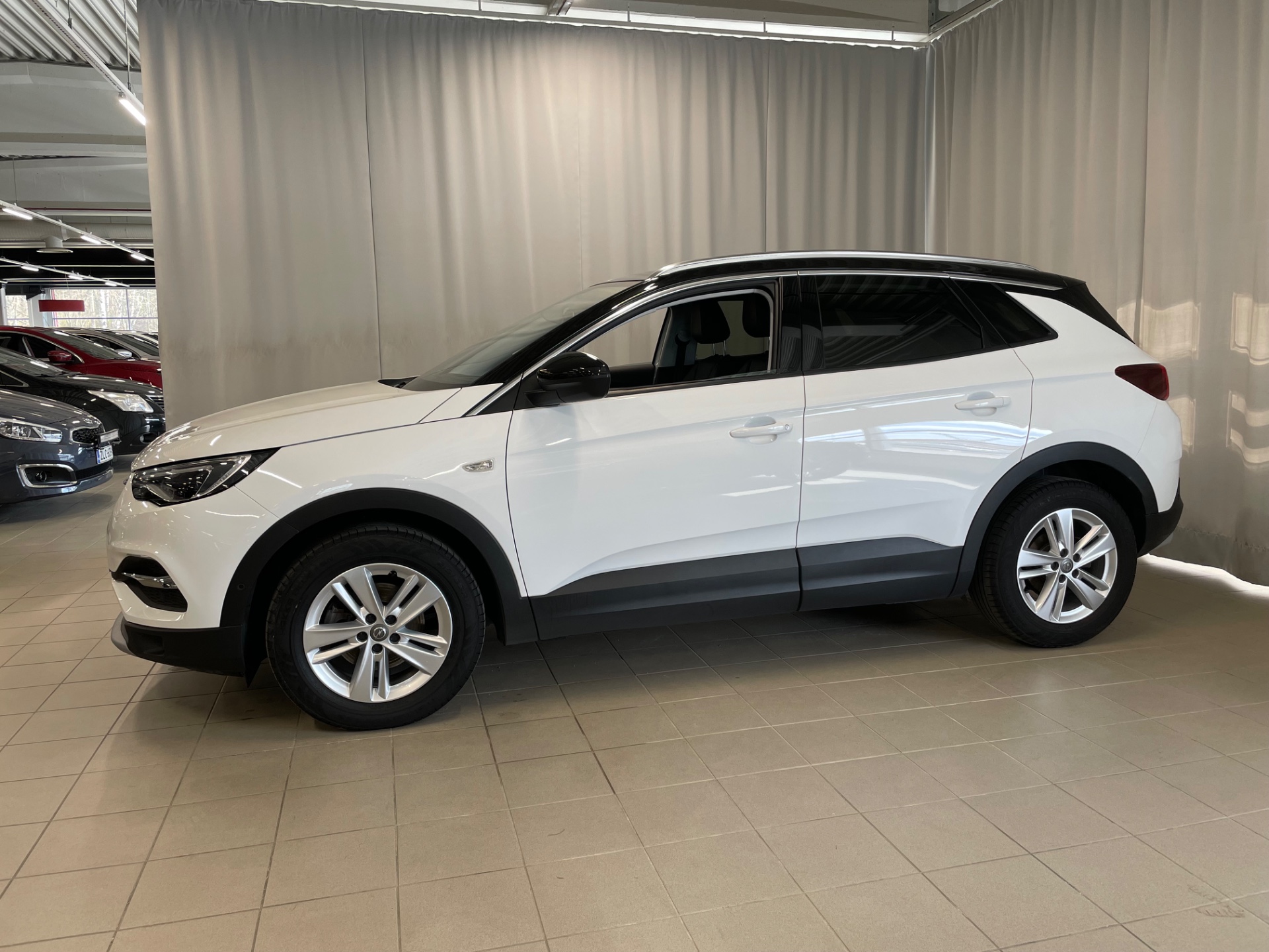 OPEL GRANDLAND X Executive 130 Turbo A / Huippuvarusteet / Jakohihna vaihdettu / Täydellinen h-kirja /