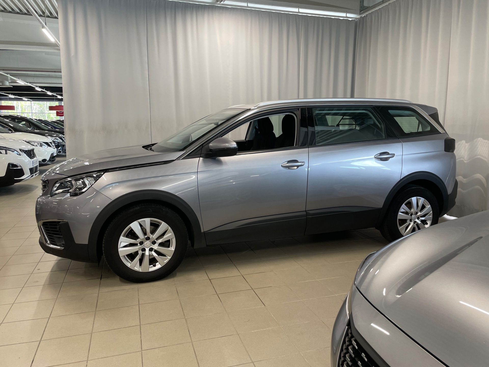PEUGEOT 5008 Motion Active PureTech 130 EAT8-automaatti
