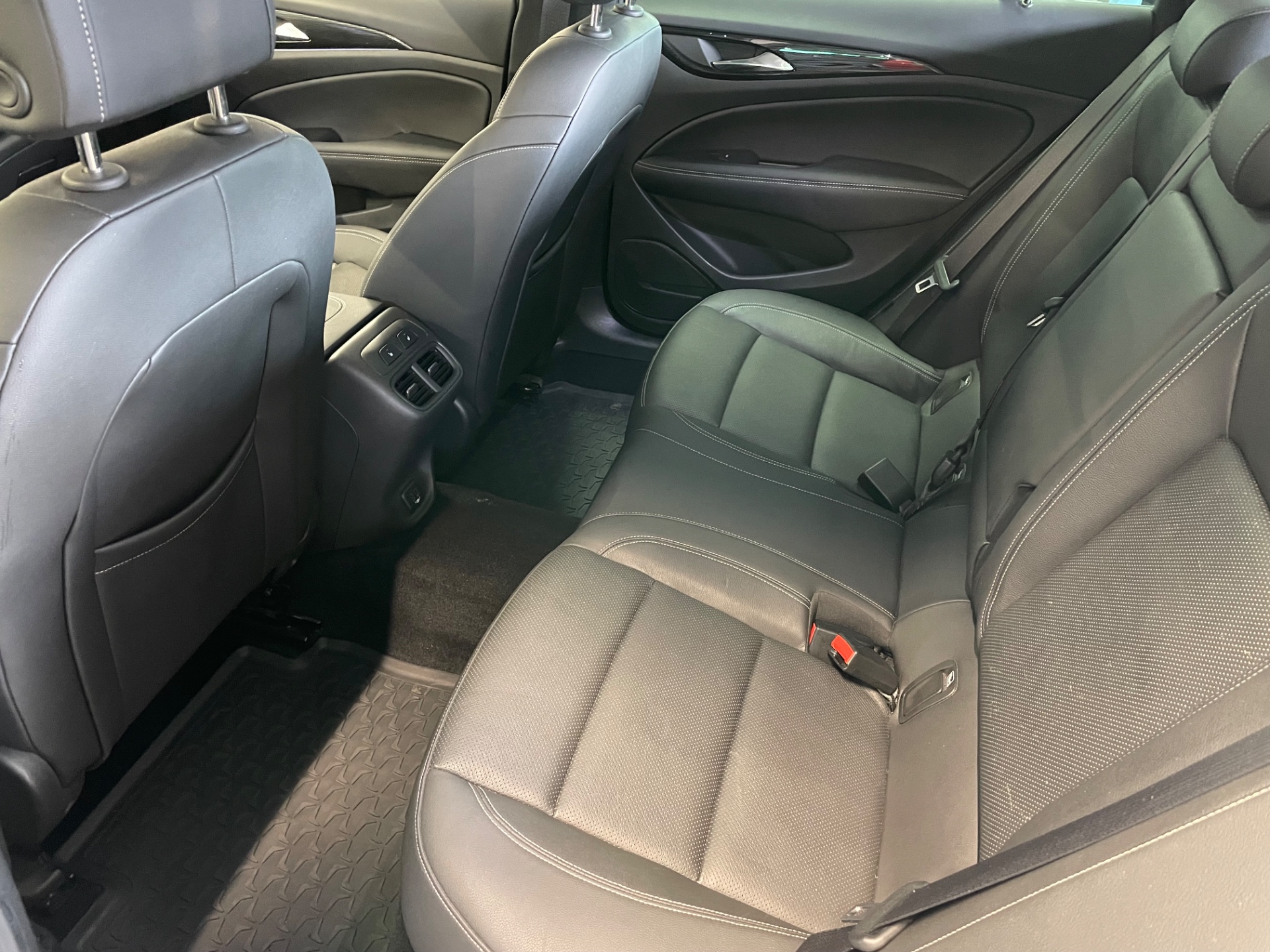 OPEL Insignia Sports Tourer Executive 200 Turbo A / Huippusiisti / Täydellinen merkkiliikkeen huoltokirja