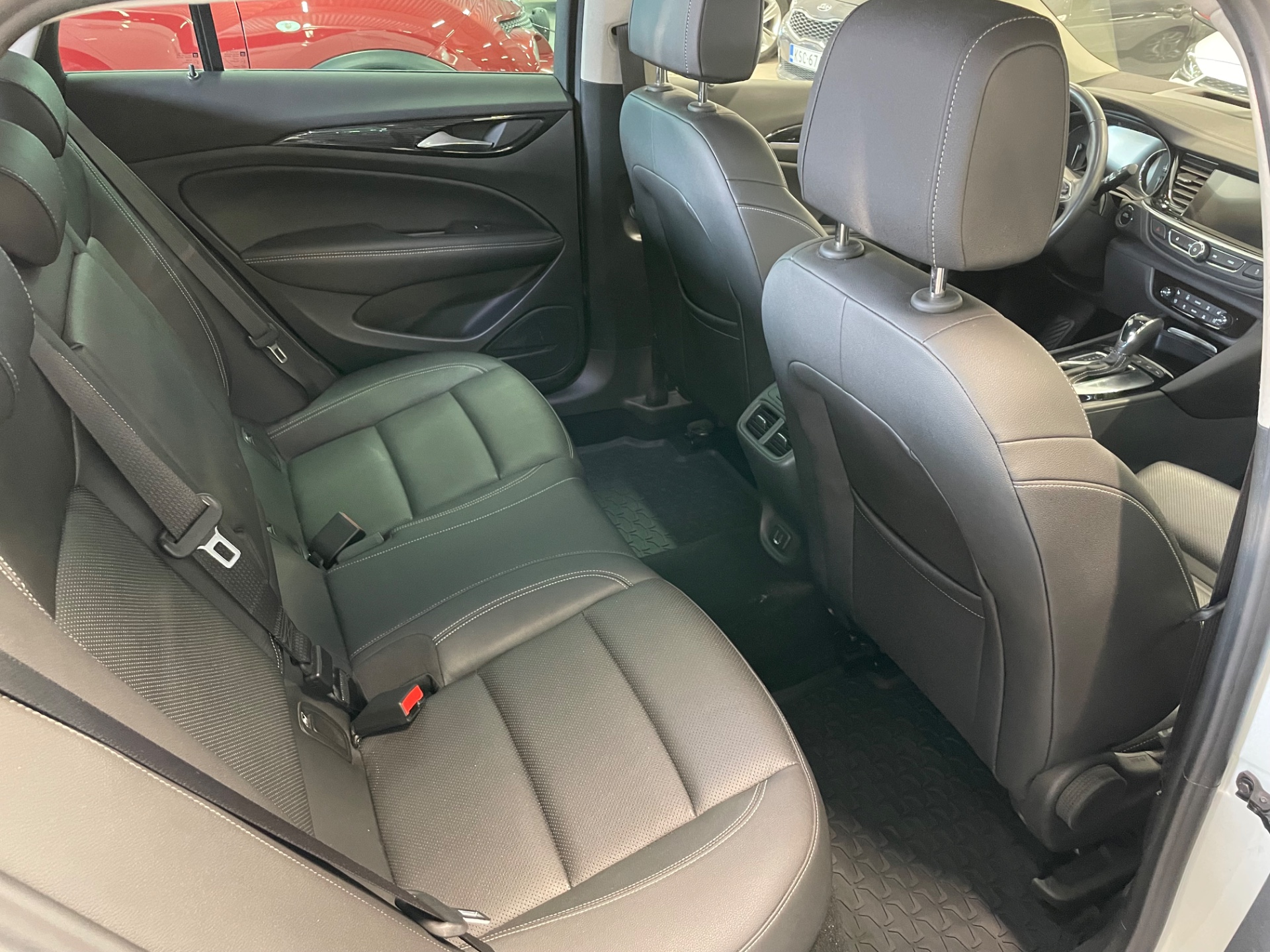 OPEL Insignia Sports Tourer Executive 200 Turbo A / Huippusiisti / Täydellinen merkkiliikkeen huoltokirja