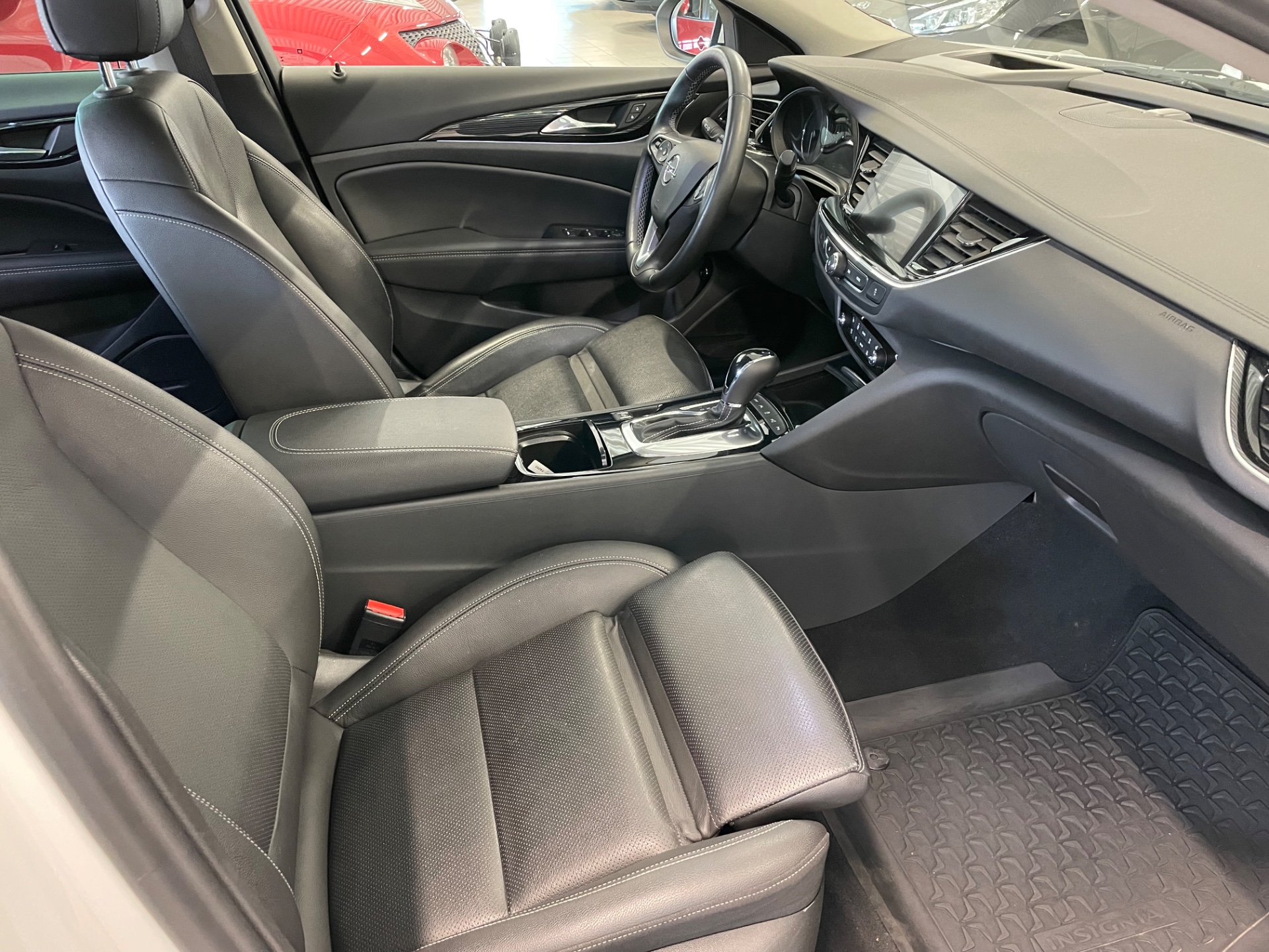 OPEL Insignia Sports Tourer Executive 200 Turbo A / Huippusiisti / Täydellinen merkkiliikkeen huoltokirja