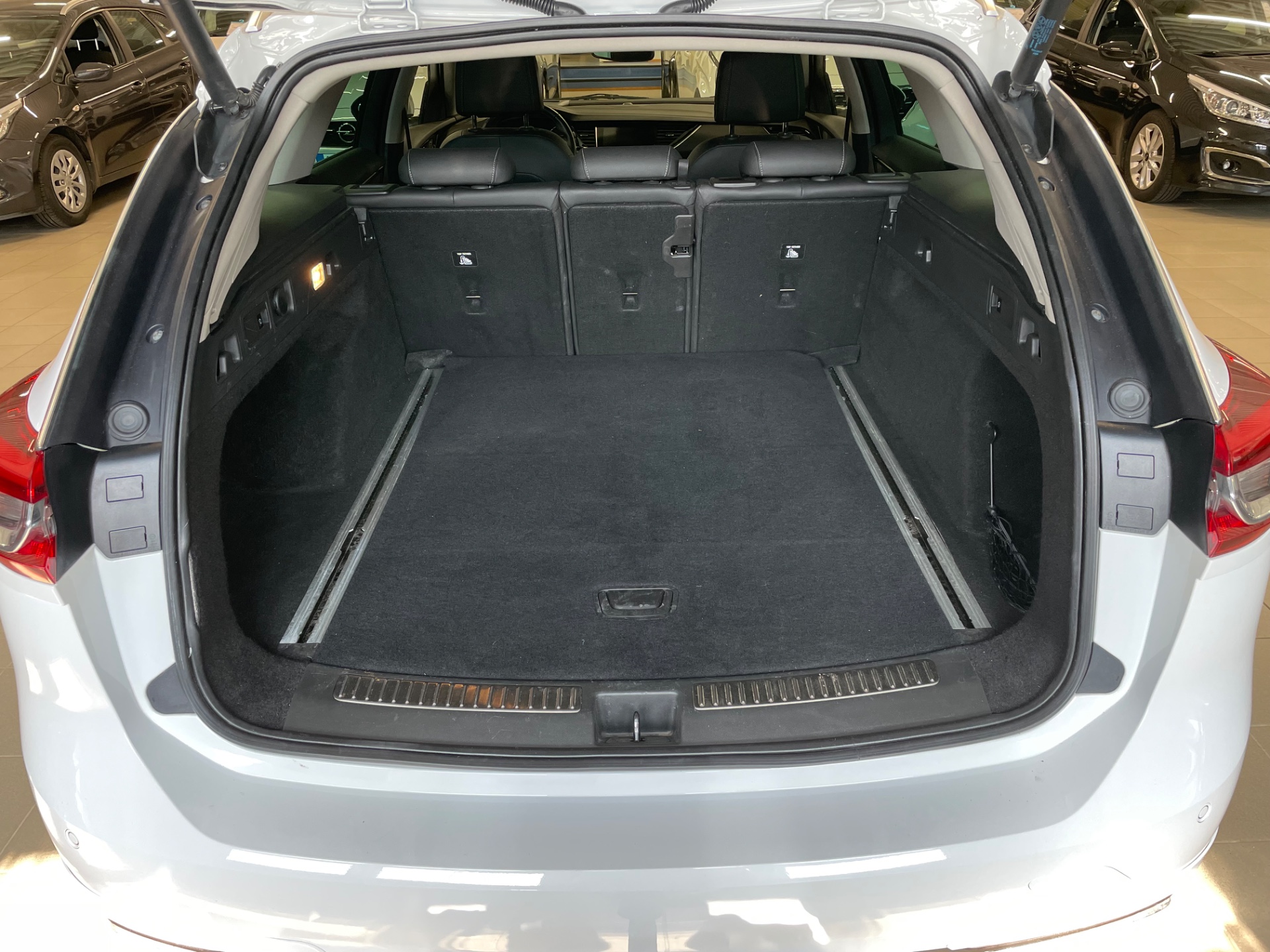 OPEL Insignia Sports Tourer Executive 200 Turbo A / Huippusiisti / Täydellinen merkkiliikkeen huoltokirja