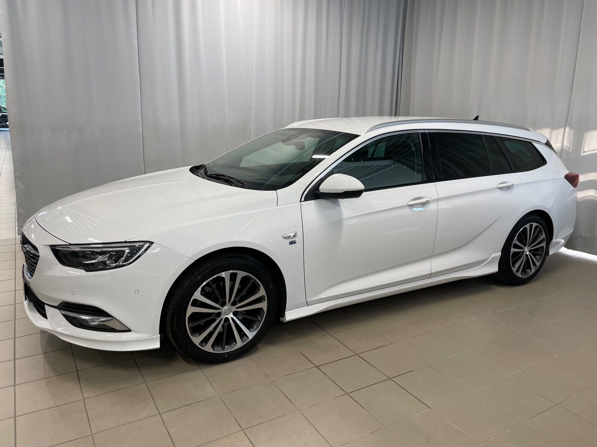 OPEL Insignia Sports Tourer Executive 200 Turbo A / Huippusiisti / Täydellinen merkkiliikkeen huoltokirja