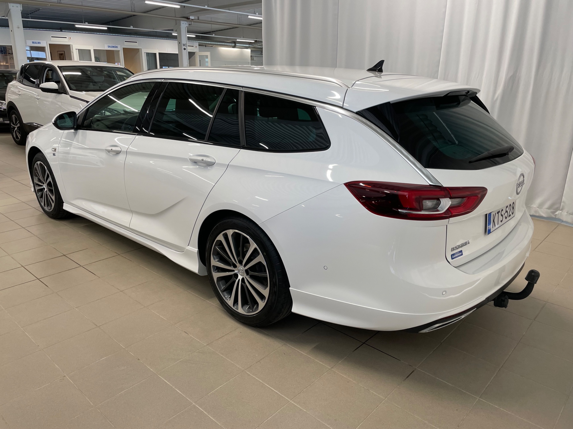 OPEL Insignia Sports Tourer Executive 200 Turbo A / Huippusiisti / Täydellinen merkkiliikkeen huoltokirja