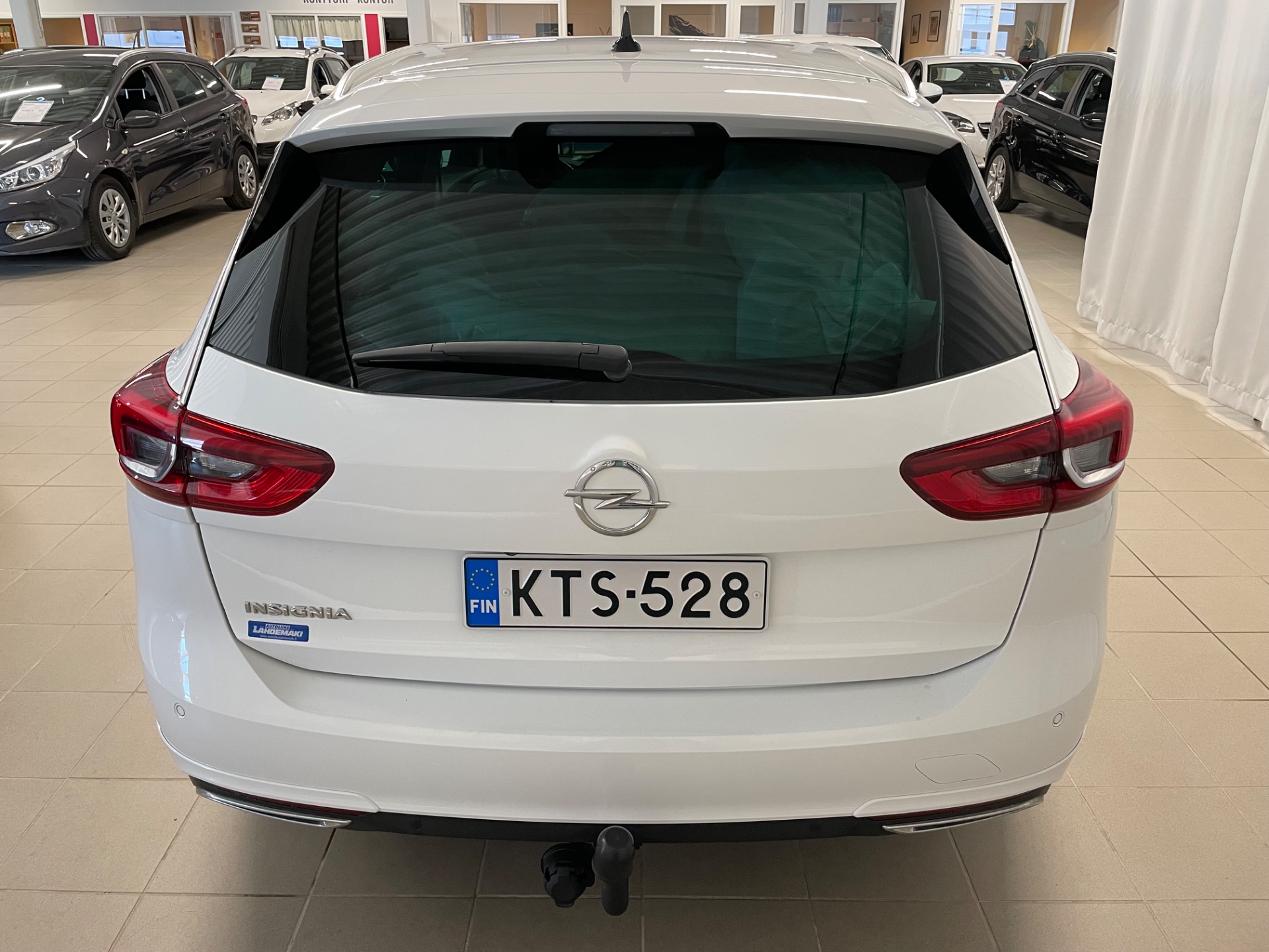 OPEL Insignia Sports Tourer Executive 200 Turbo A / Huippusiisti / Täydellinen merkkiliikkeen huoltokirja