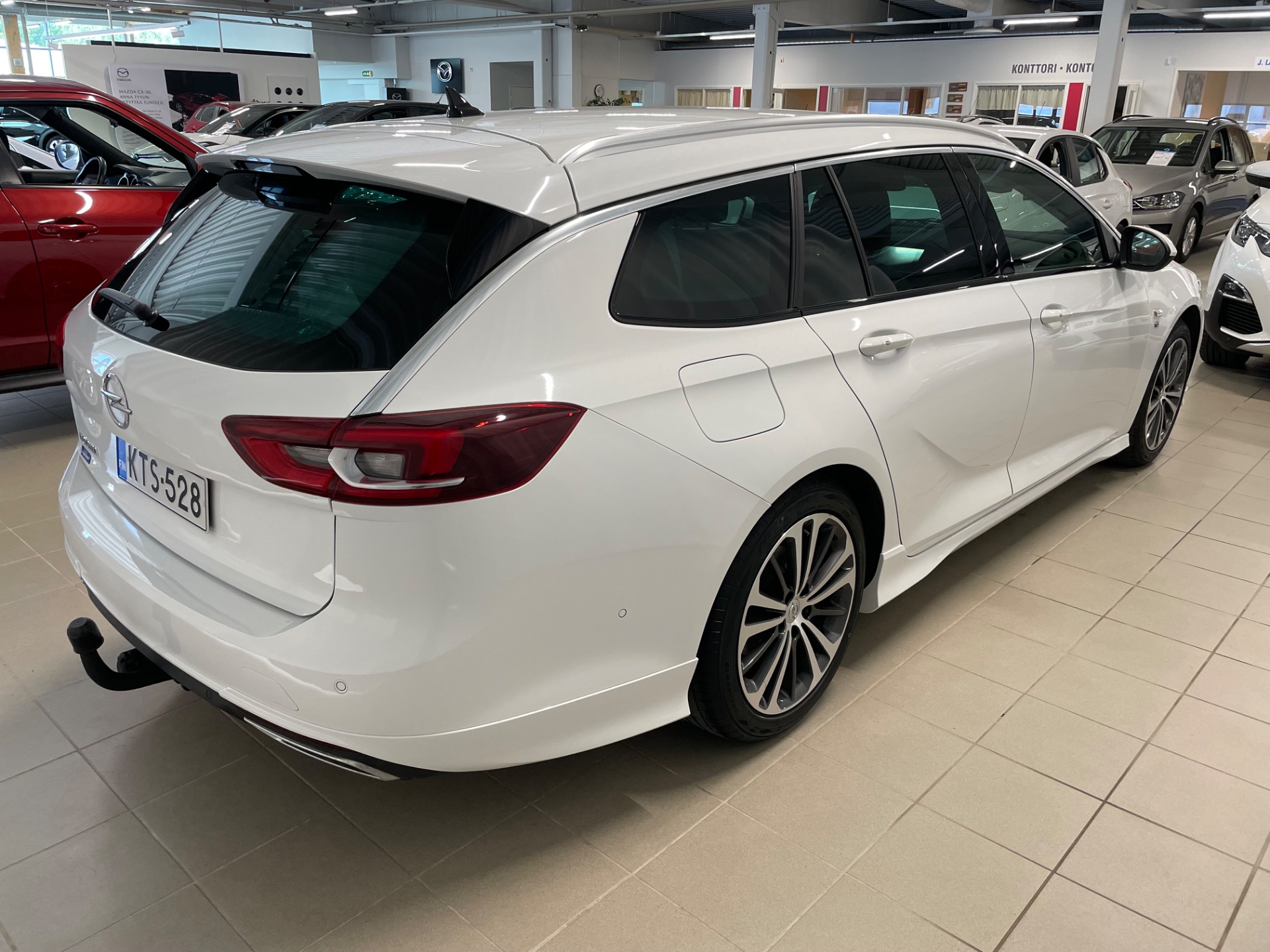OPEL Insignia Sports Tourer Executive 200 Turbo A / Huippusiisti / Täydellinen merkkiliikkeen huoltokirja