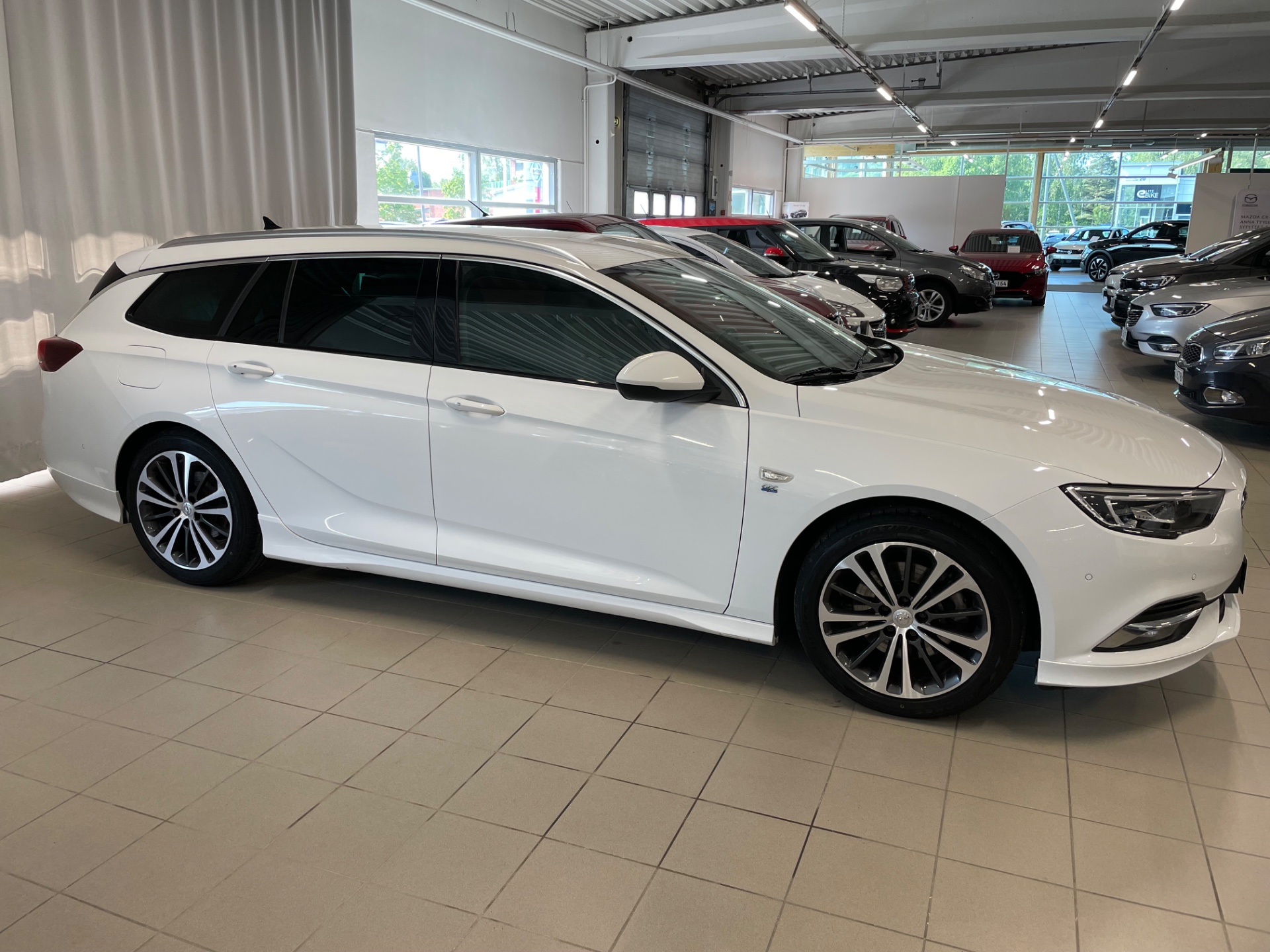 OPEL Insignia Sports Tourer Executive 200 Turbo A / Huippusiisti / Täydellinen merkkiliikkeen huoltokirja