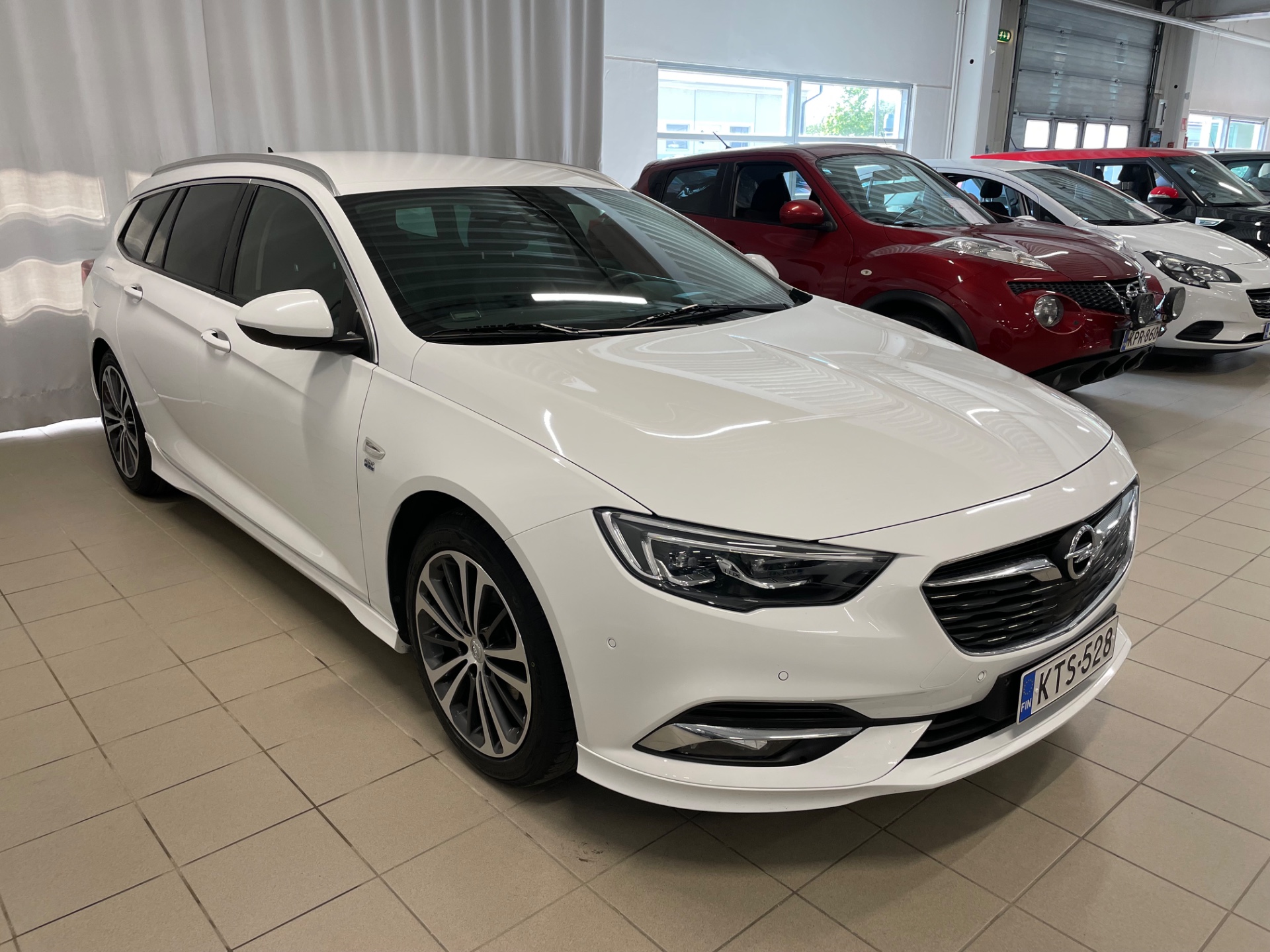 OPEL Insignia Sports Tourer Executive 200 Turbo A / Huippusiisti / Täydellinen merkkiliikkeen huoltokirja