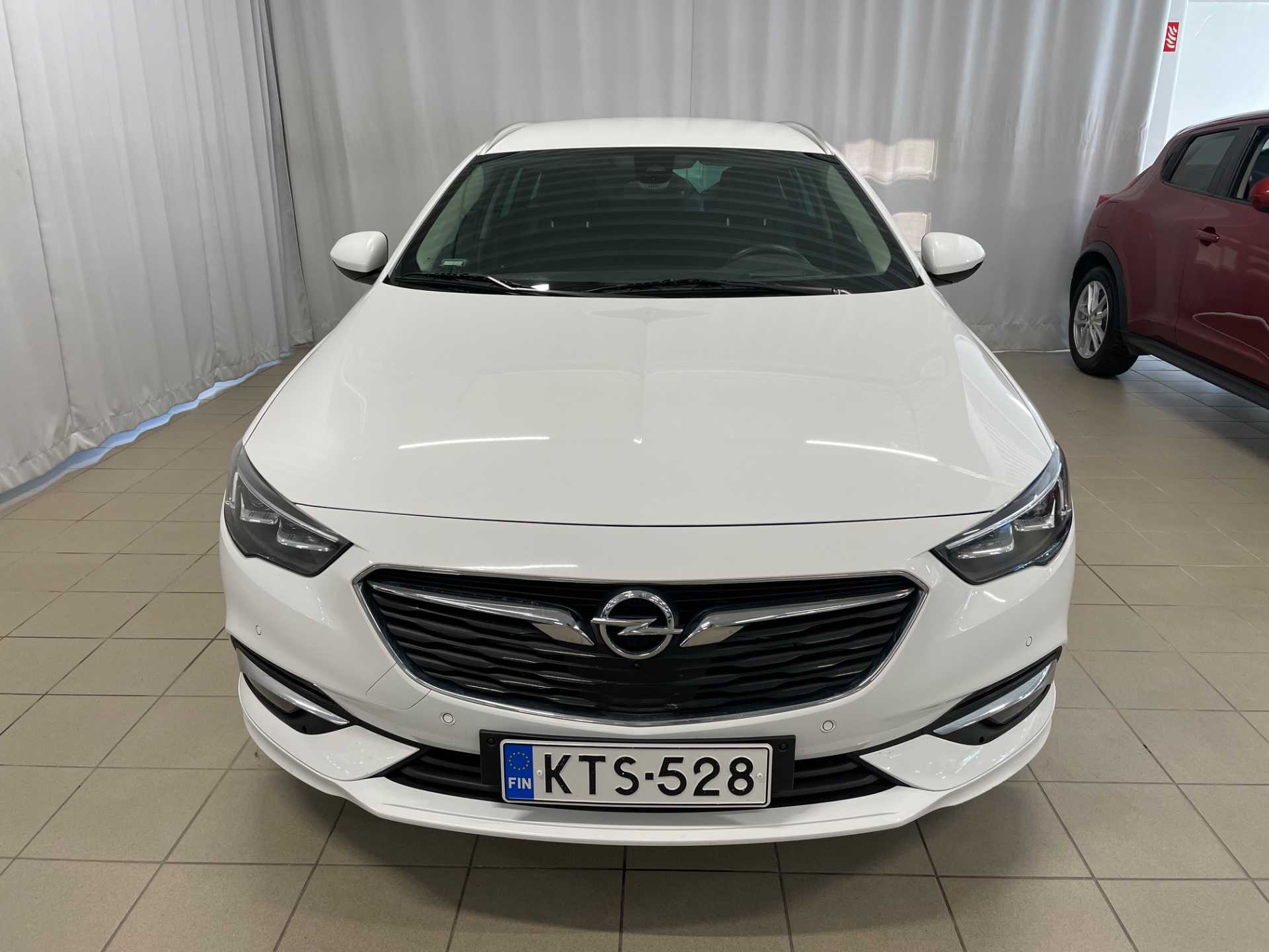 OPEL Insignia Sports Tourer Executive 200 Turbo A / Huippusiisti / Täydellinen merkkiliikkeen huoltokirja