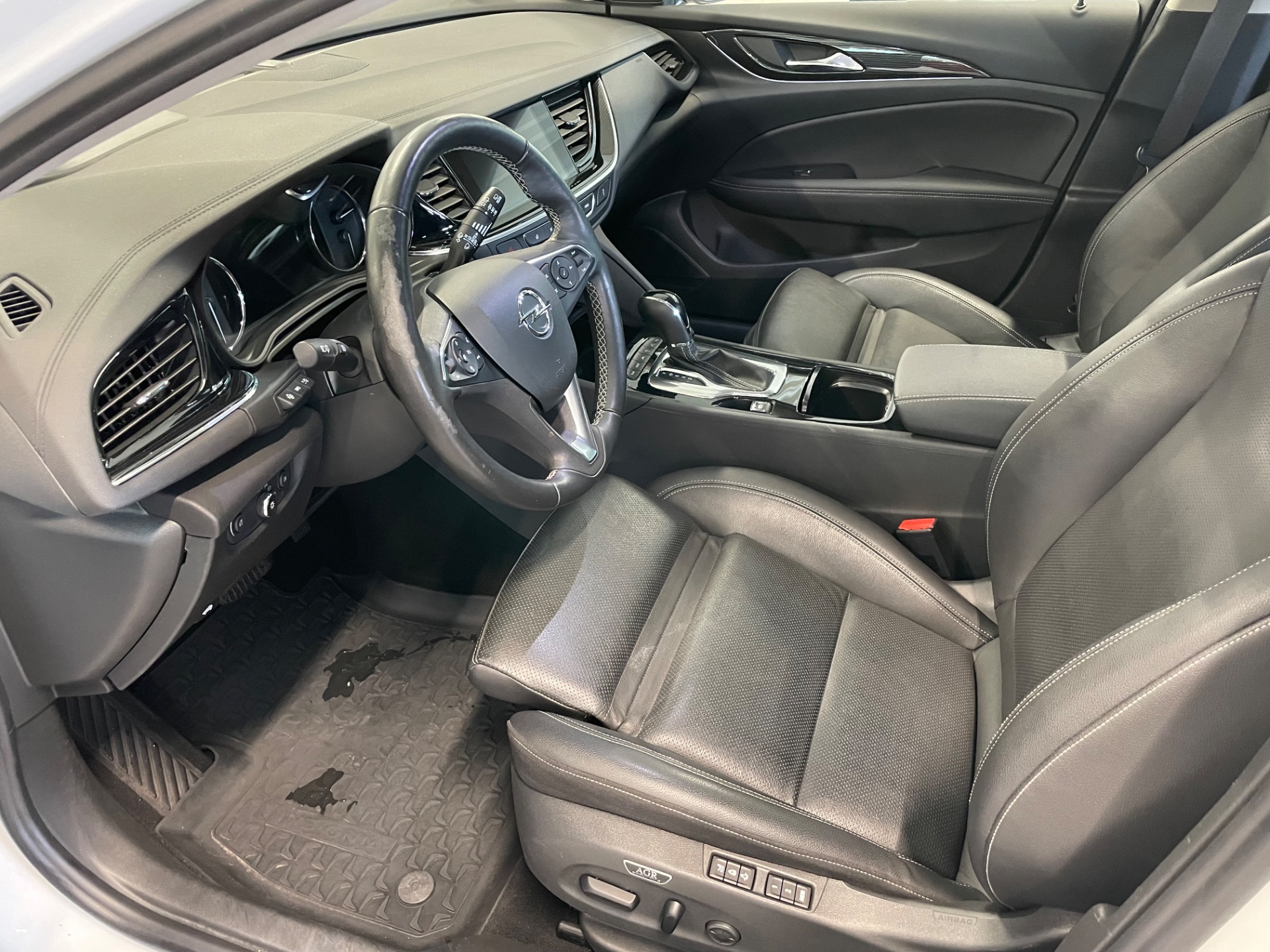 OPEL Insignia Sports Tourer Executive 200 Turbo A / Huippusiisti / Täydellinen merkkiliikkeen huoltokirja