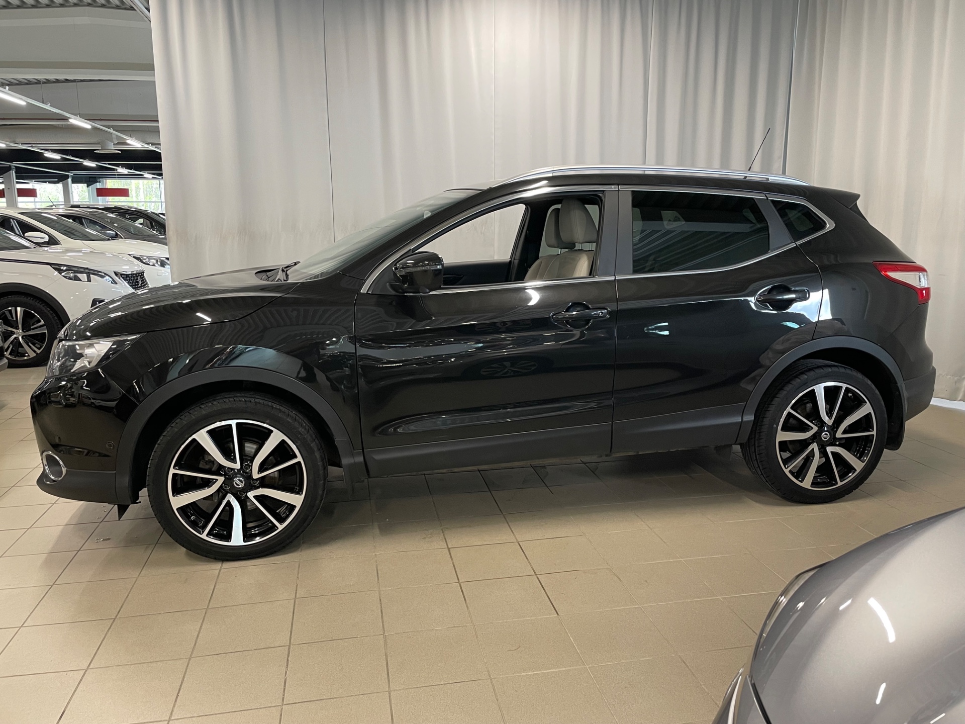 NISSAN QASHQAI DIG-T 115 Tekna 2WD 6M/T E6 Design Pack 19" Alcantara