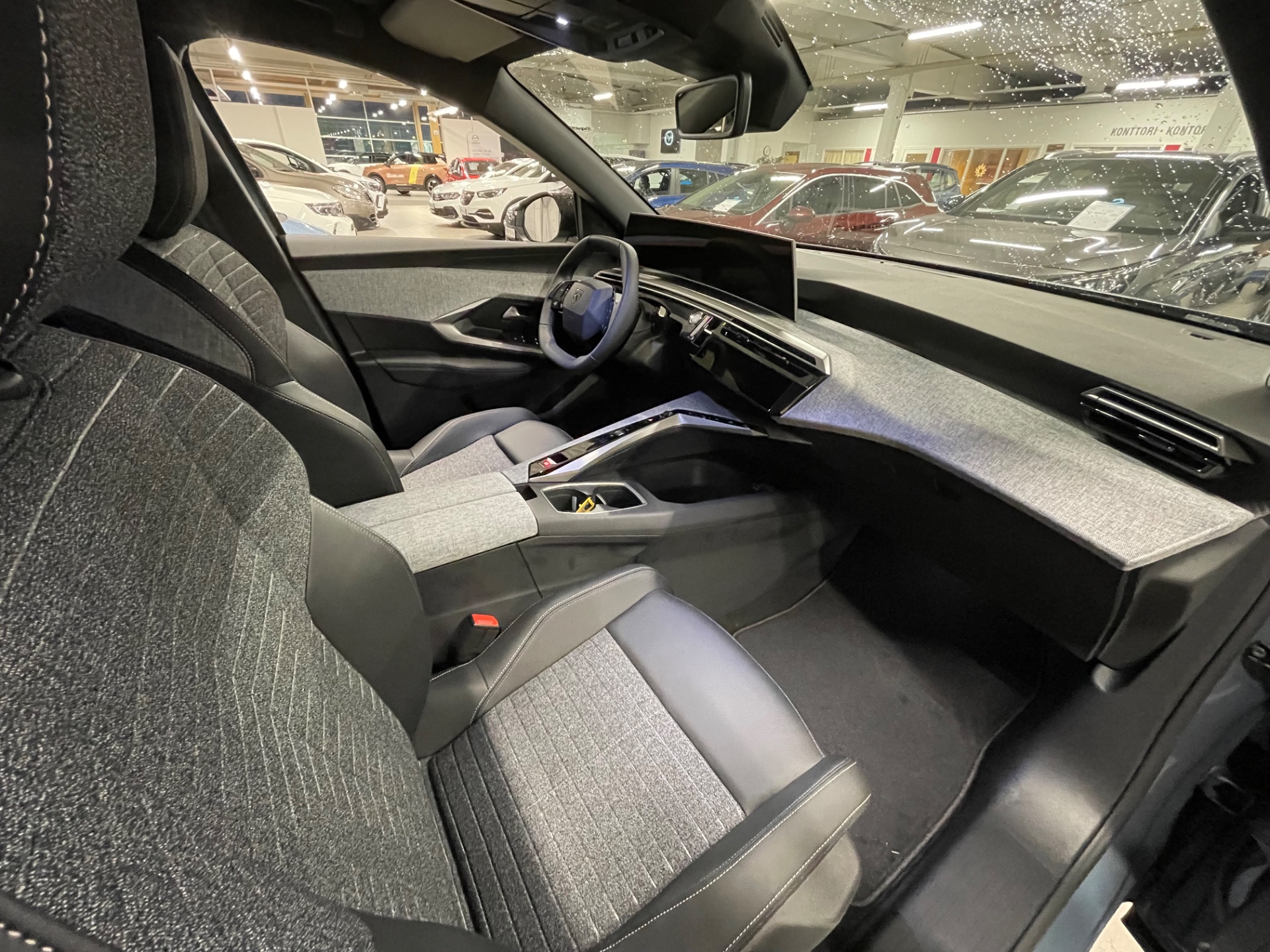 PEUGEOT 5008 12