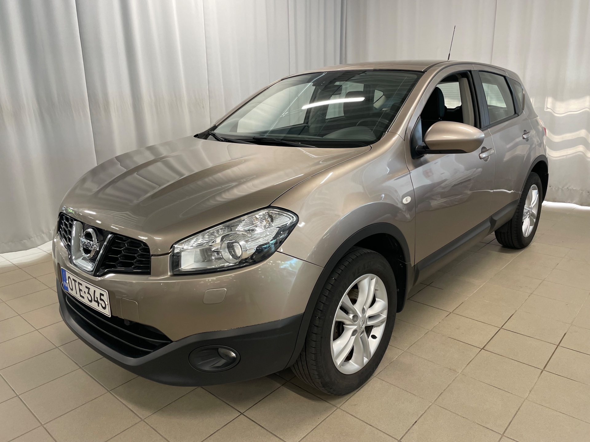 NISSAN QASHQAI 1,6L Stop / Start System Acenta 2WD 5M/T Connect MY11