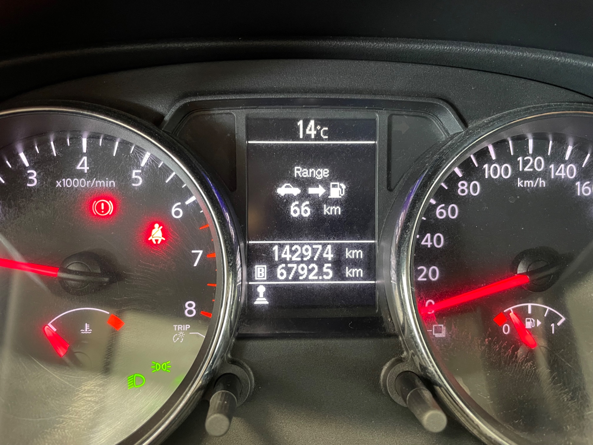 NISSAN QASHQAI 1,6L Stop / Start System Acenta 2WD 5M/T Connect MY11