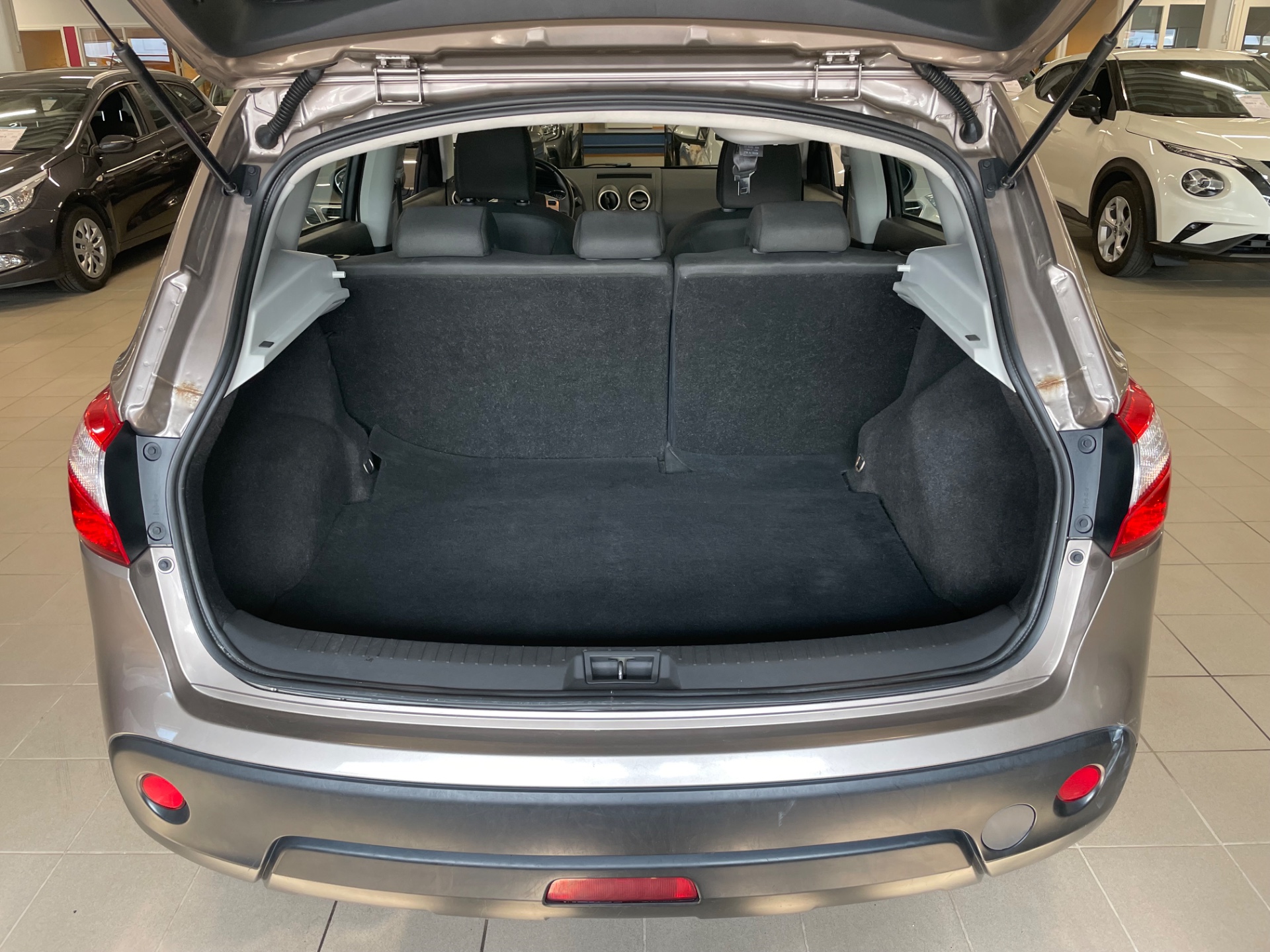 NISSAN QASHQAI 1,6L Stop / Start System Acenta 2WD 5M/T Connect MY11
